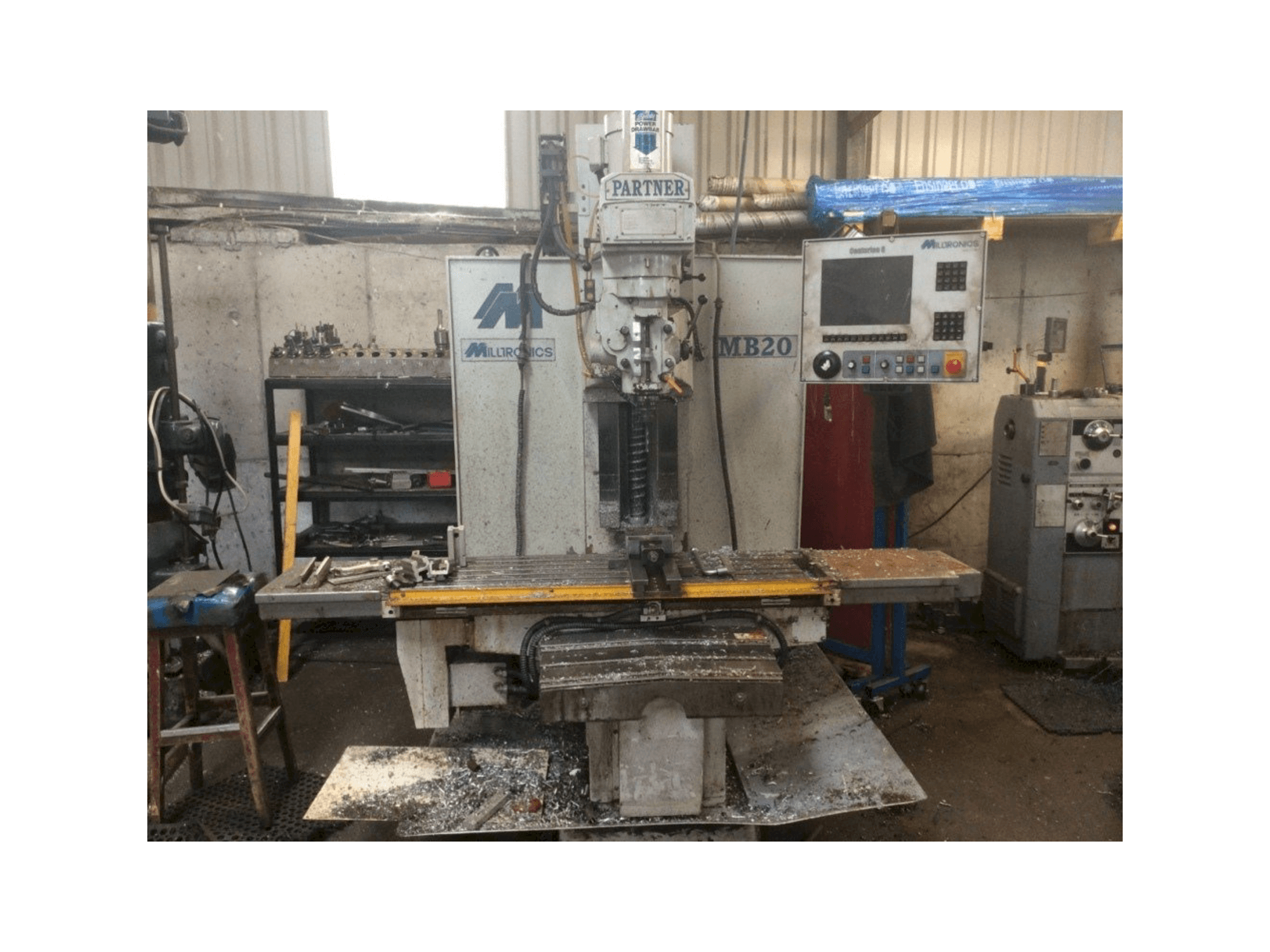 Čelní pohled na MILLTRONICS MB20 stroj