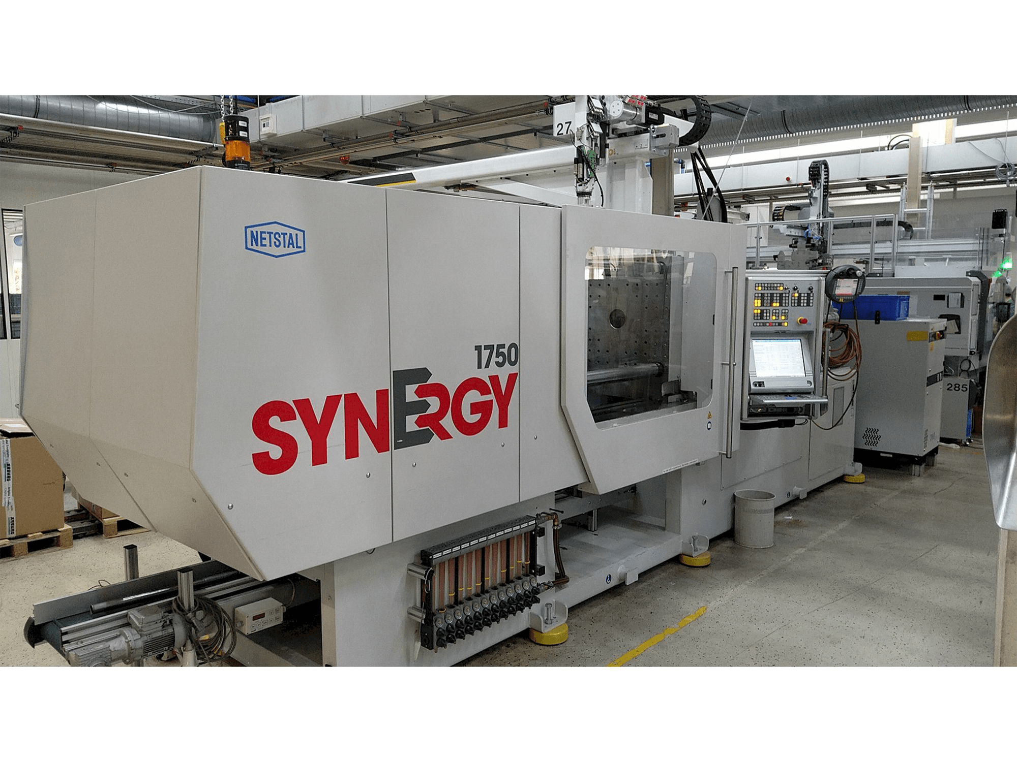 Čelní pohled na Netstal SynErgy 1750-600 stroj