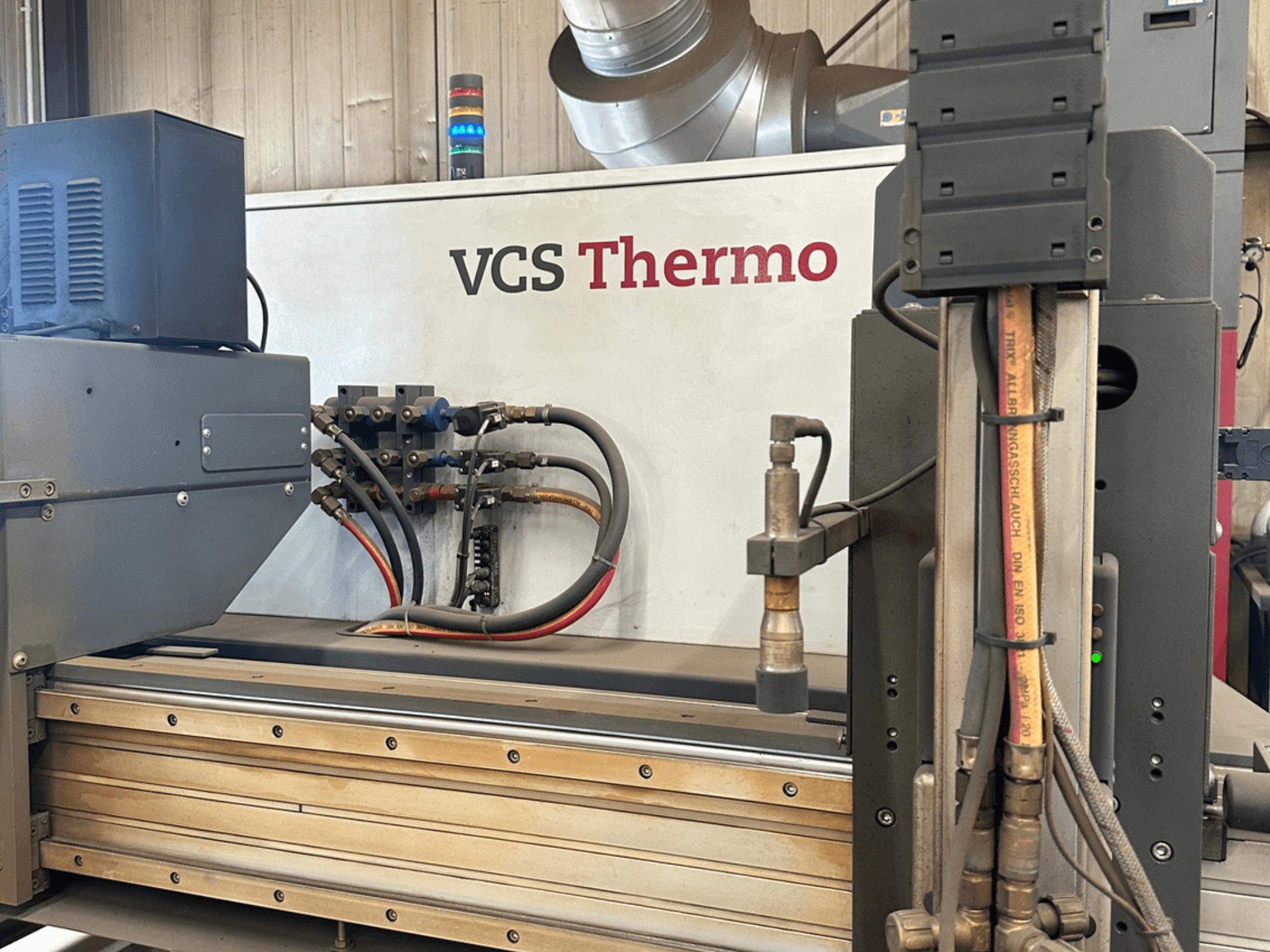 Plazmový řezací stroj Hypertherm HPR130XD, boční pohled znázorňující připojení, ovládací panel a provozní součásti.