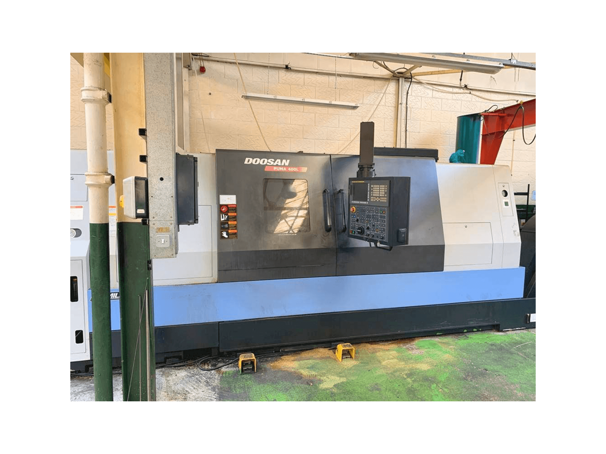 Čelní pohled na Doosan Puma 400LB stroj