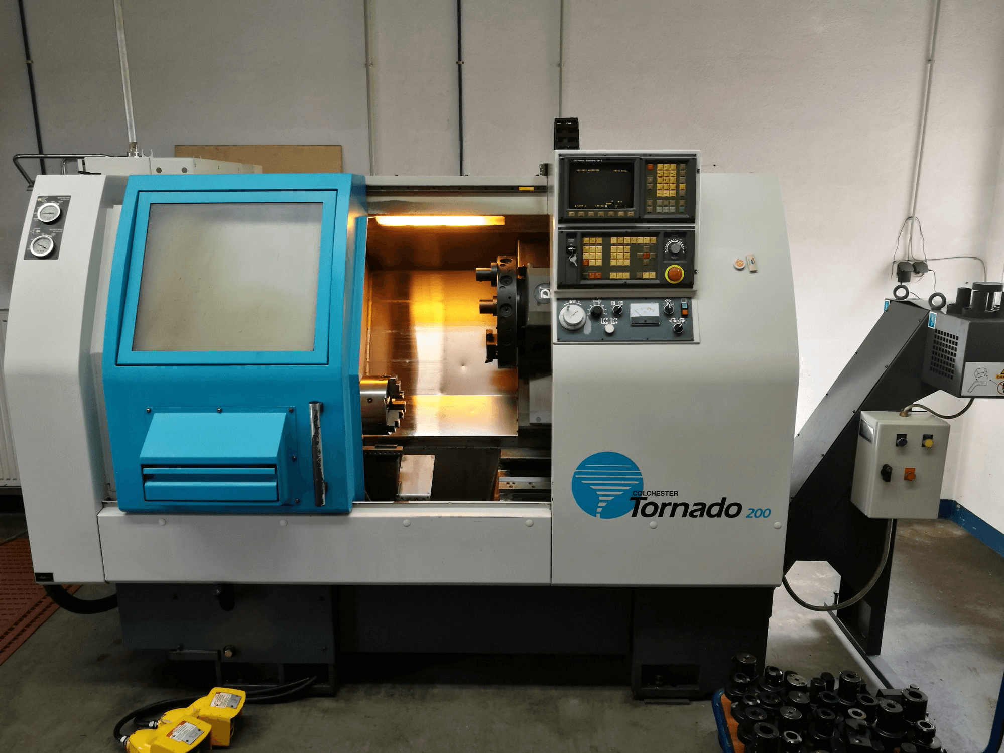 Čelní pohled na Colchester TORNADO 200 stroj