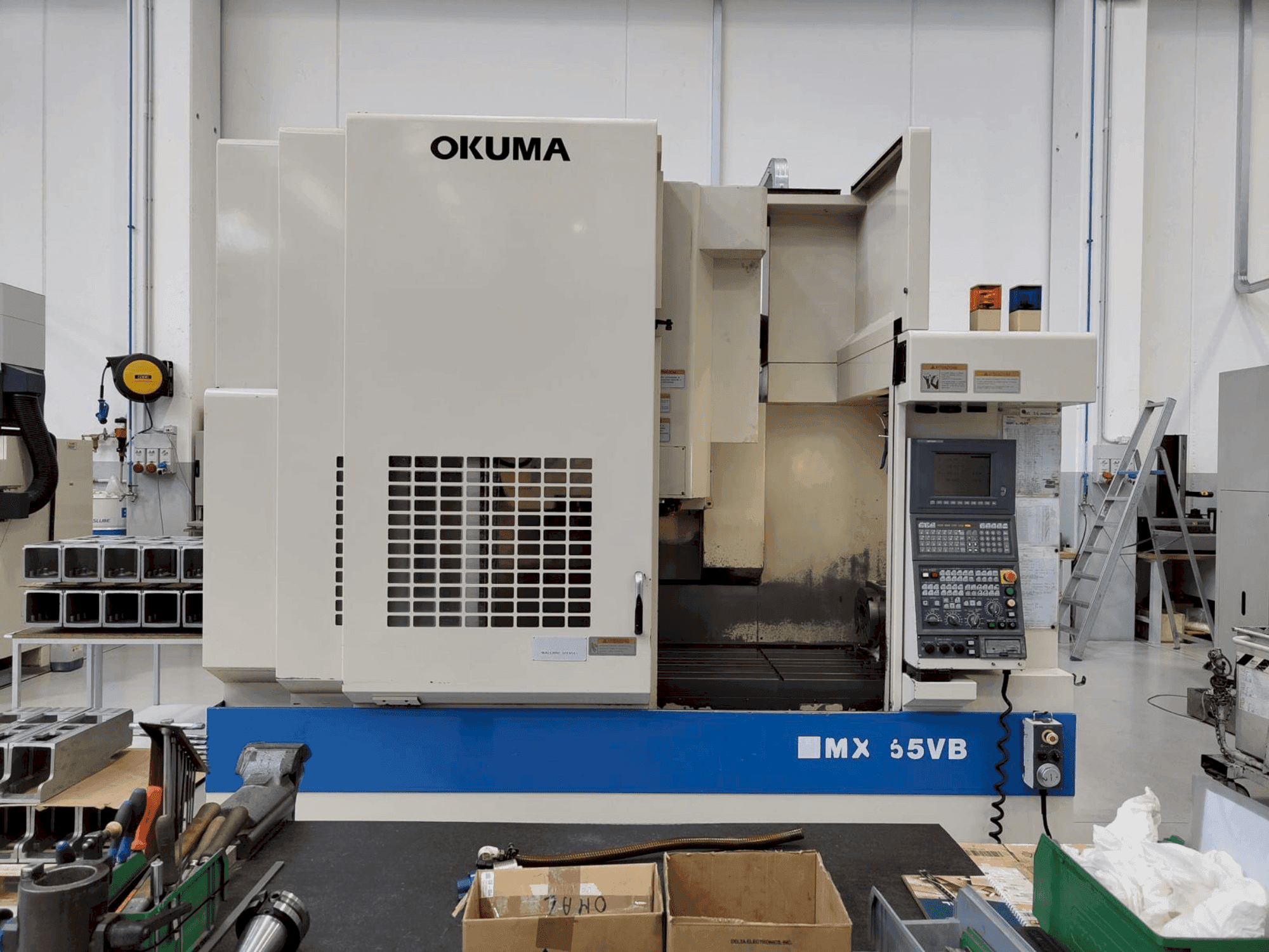 Čelní pohled na Okuma MX 55 VB stroj
