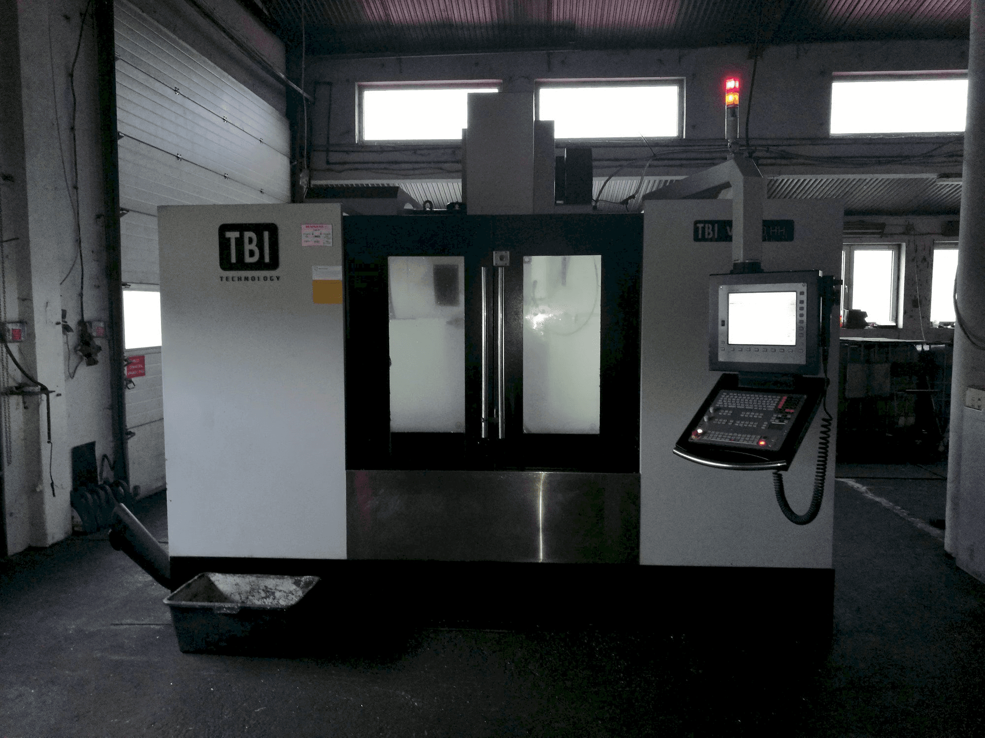 Čelní pohled na TBI VC 1270 HH stroj