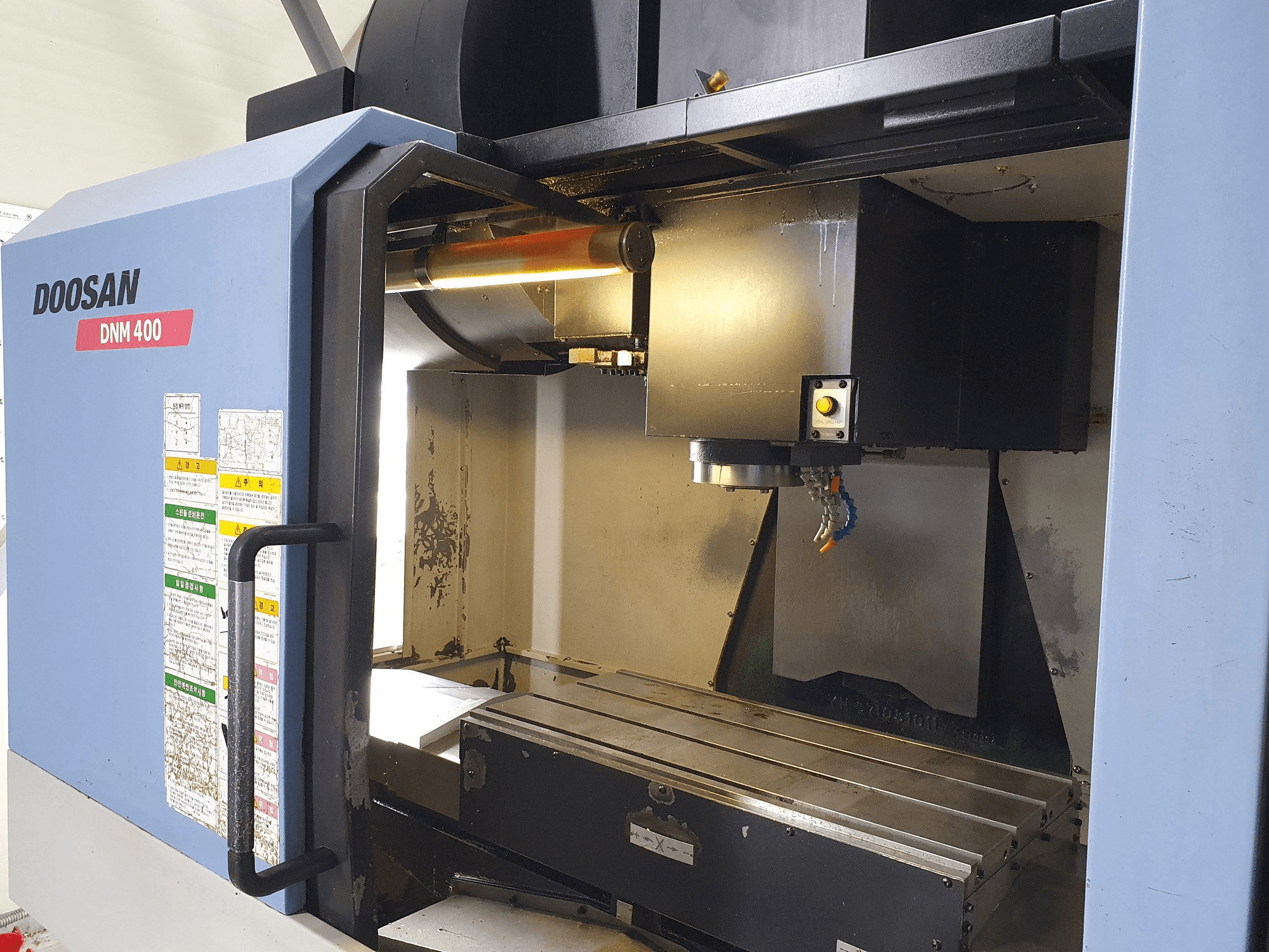 Čelní pohled na Doosan DNM400 stroj