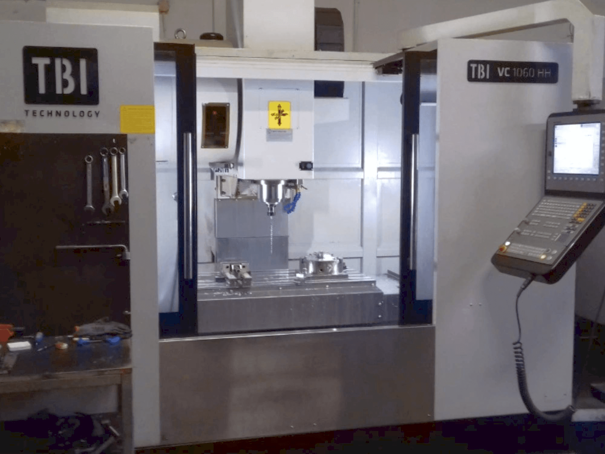 Čelní pohled na TBI VC 1060 HH stroj