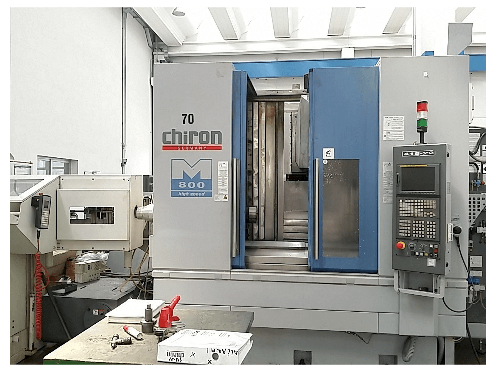 Čelní pohled na CHIRON Mill 800 stroj