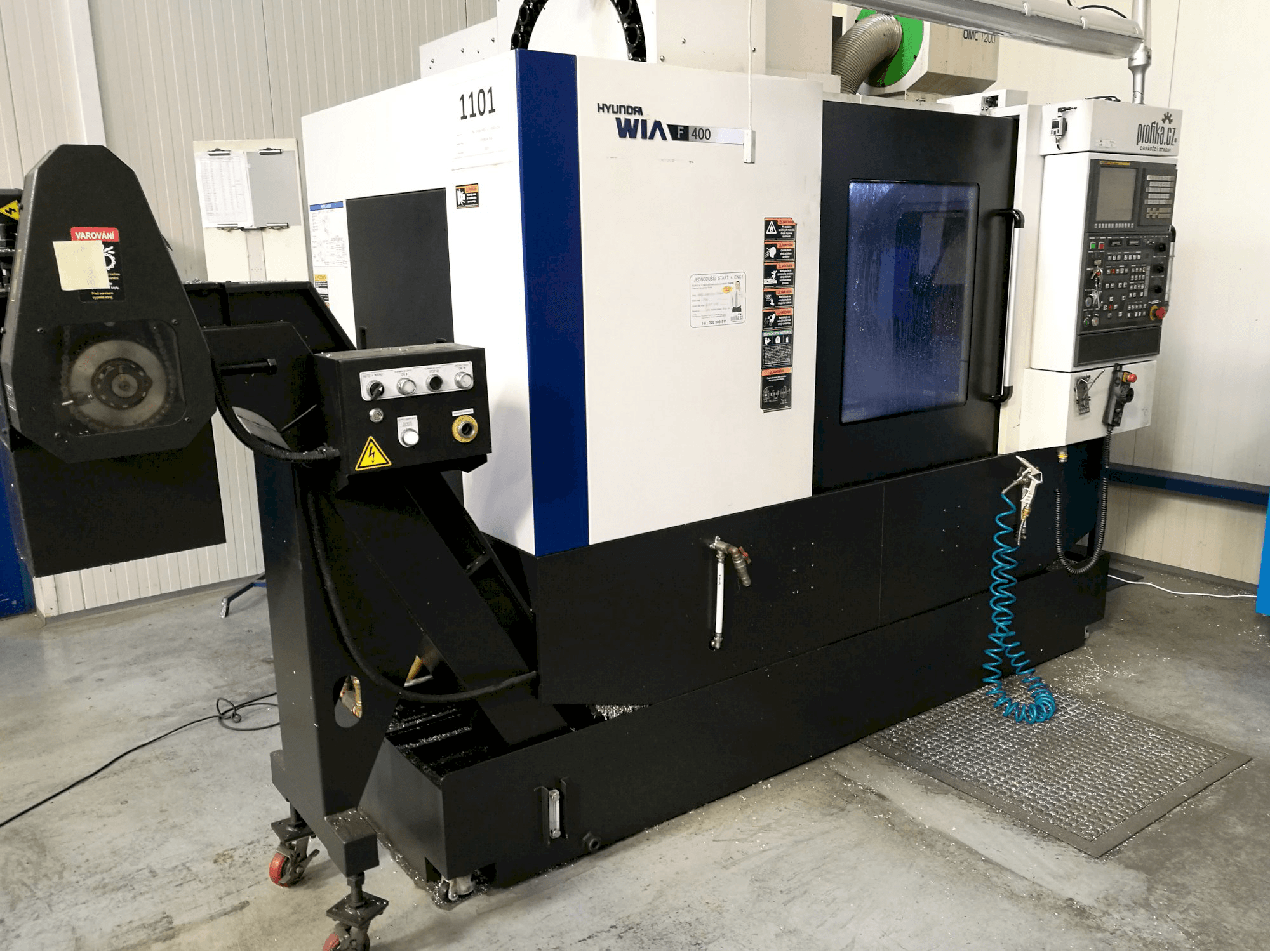 Levý pohled na Hyundai Wia F400 stroj