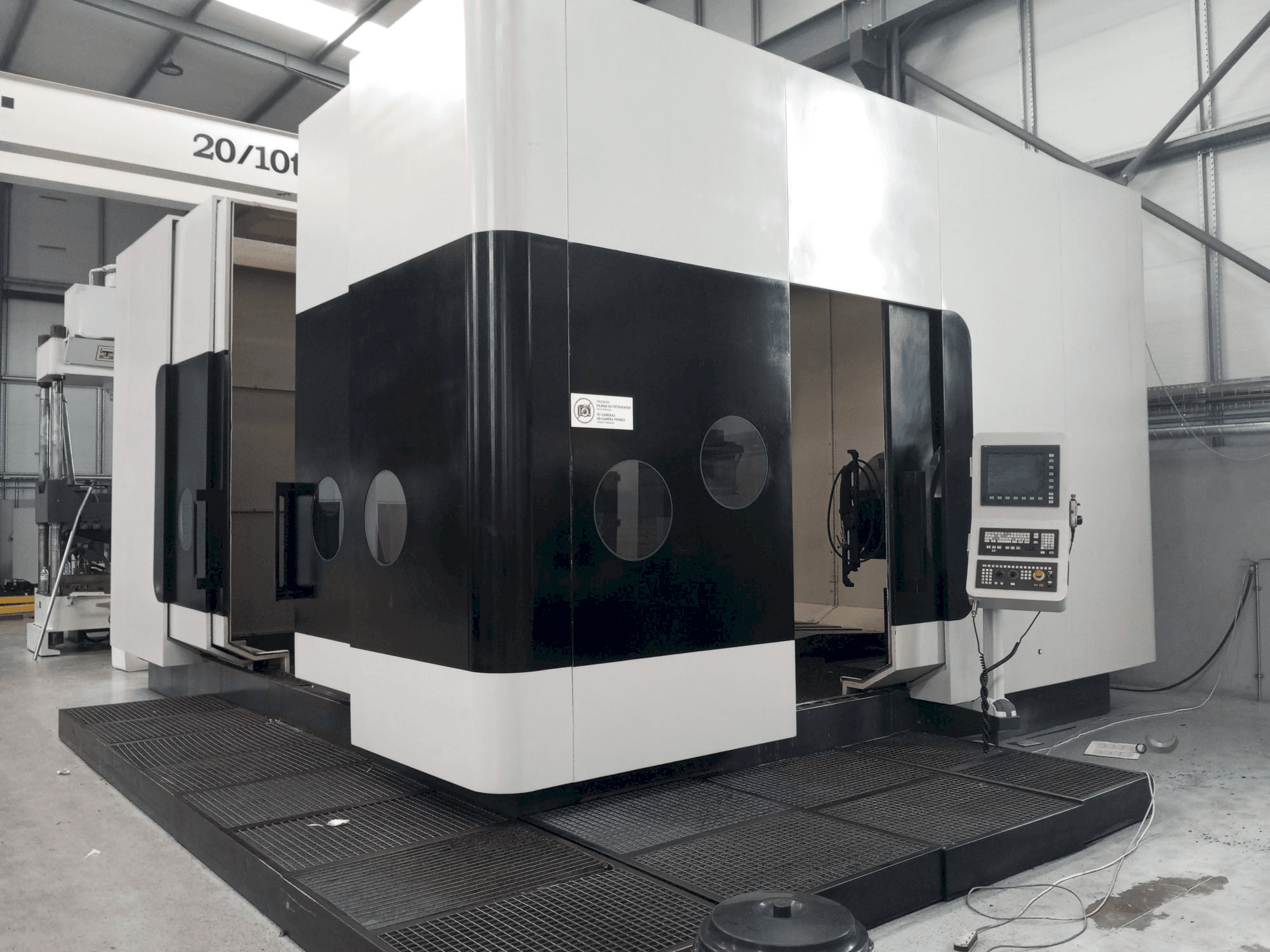 Čelní pohled na CHETO 3000 stroj