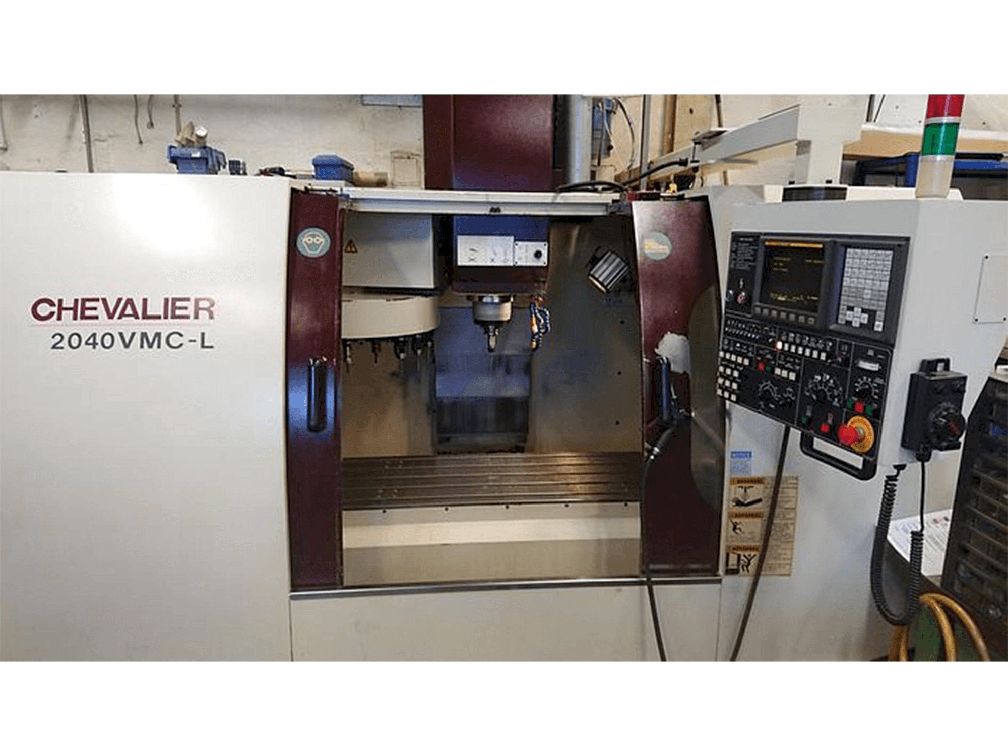 Čelní pohled na Chevalier 2040 VMC-L stroj