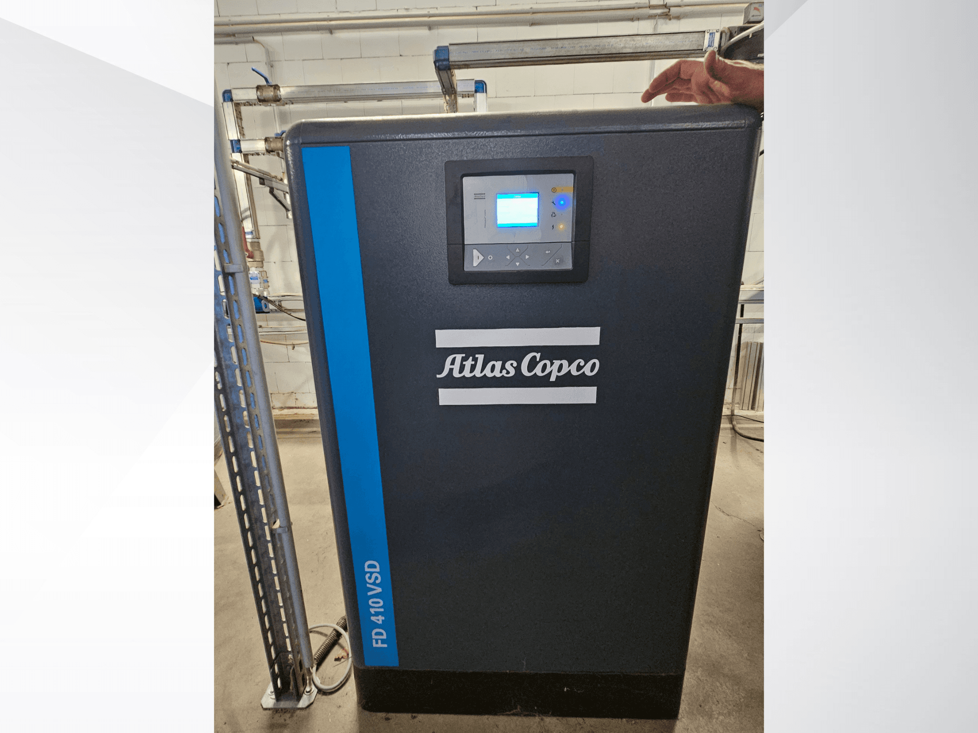 Vzduchový kompresor Atlas Copco GA 110 VSD+ v čelním pohledu, s digitálním displejem a modrými akcenty pro snadnou identifikaci.