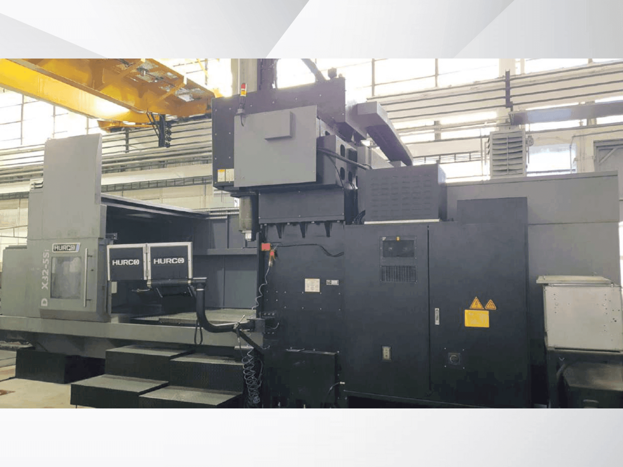 Čelní pohled na Hurco DCX32-5Si stroj
