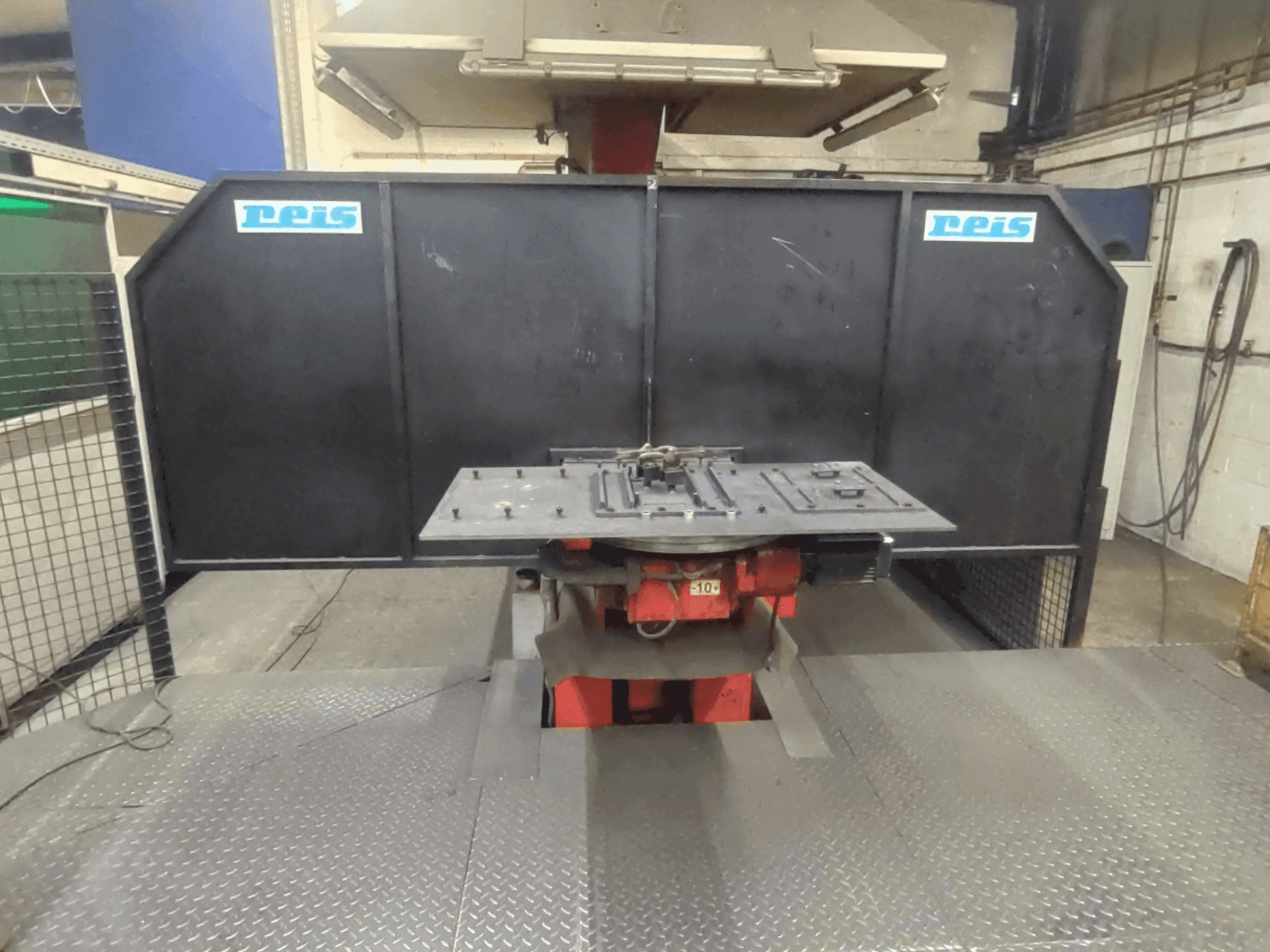 Čelní pohled na Reis Robotics Robot System - RDT 40 / SRV 6 / RDT 40 stroj