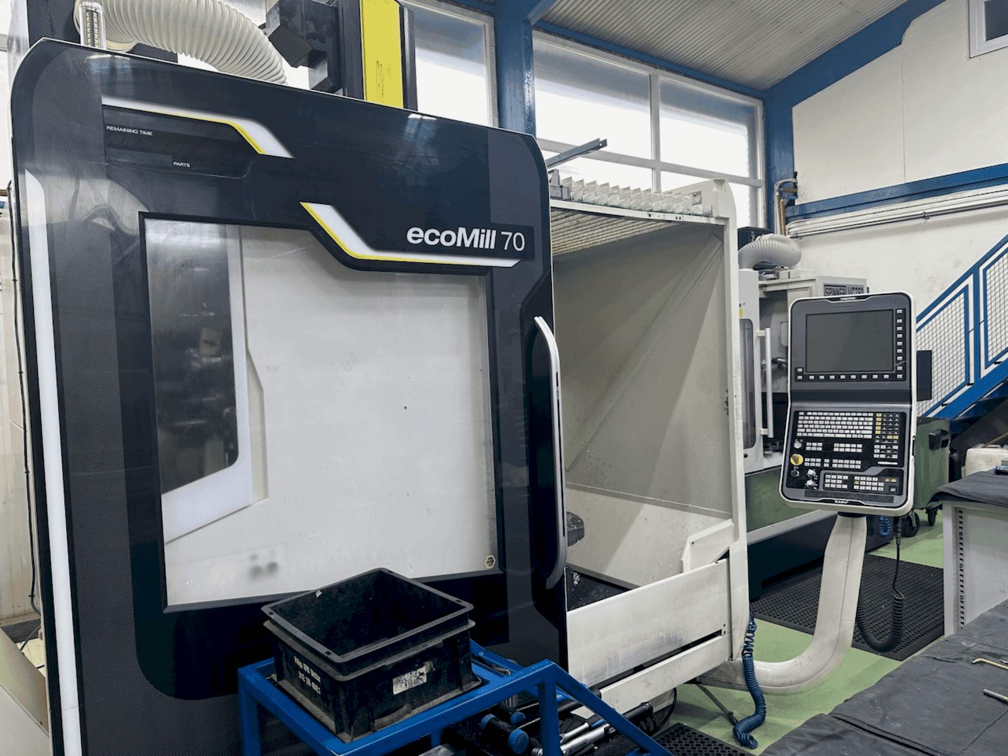 Čelní pohled na DMG MORI ecoMill 70 stroj