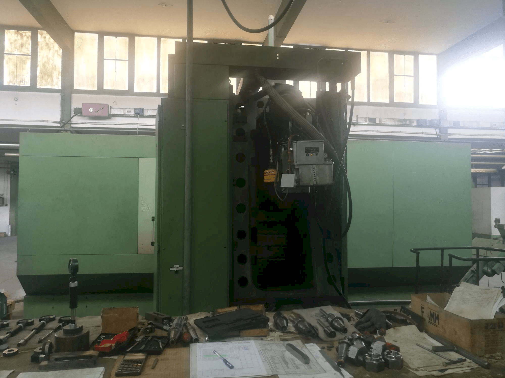 Čelní pohled na HELLER PFU3 stroj