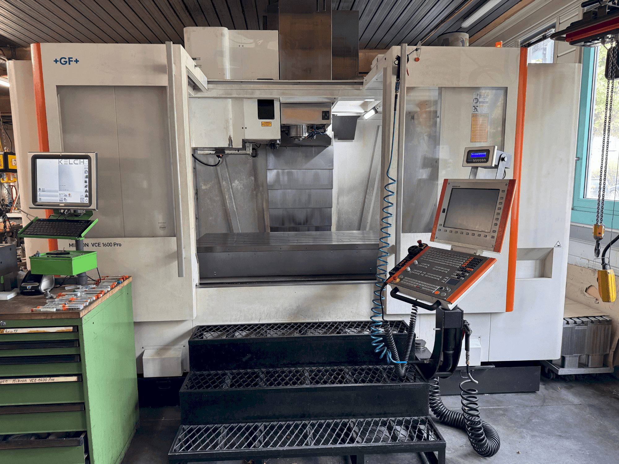 Čelní pohled na MIKRON VCE 1600 PRO stroj