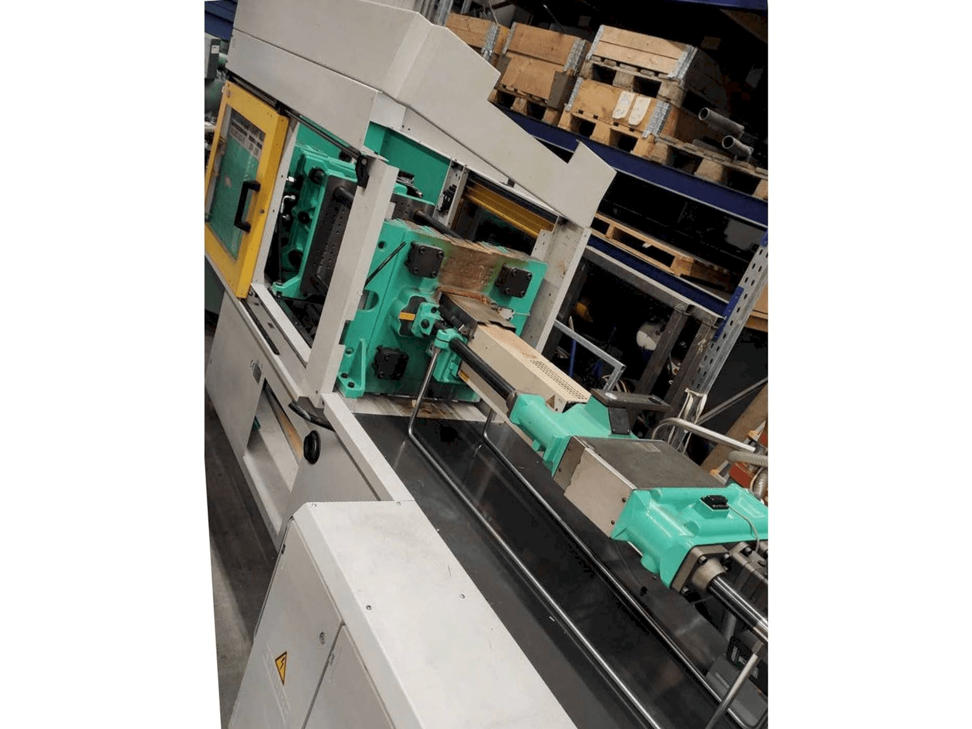 Čelní pohled na Arburg 370C-800-250 stroj