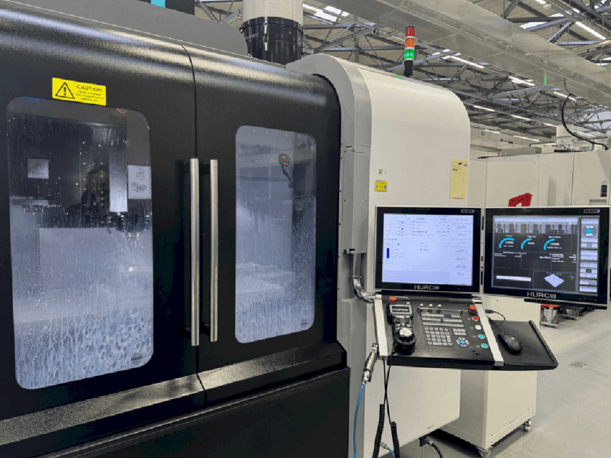 Čelní pohled na Hurco VMX42HSRTi stroj