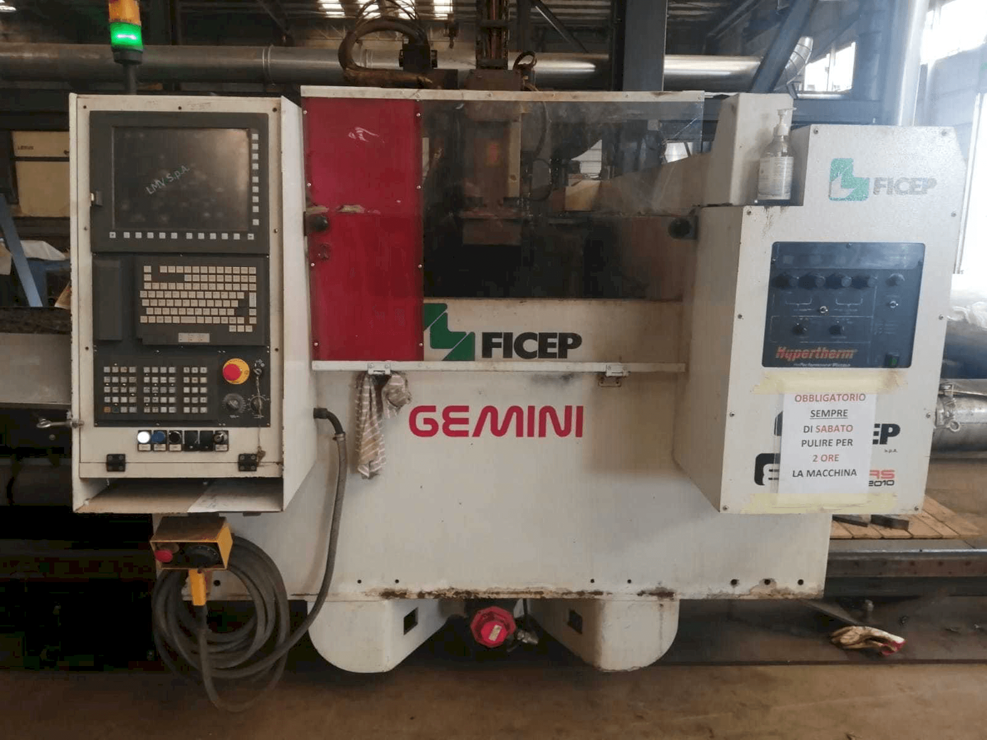 Čelní pohled na FICEP GEMINI G32 stroj