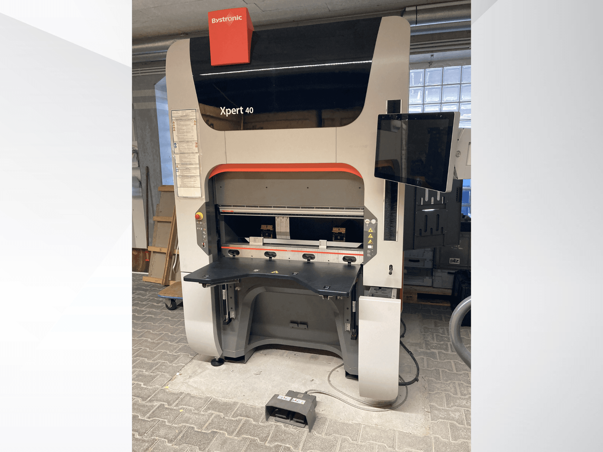 Lisovací brzda Bystronic Xpert 40/1030 v čelním pohledu, s ovládacím panelem, pracovní plochou a připojeným monitorem.