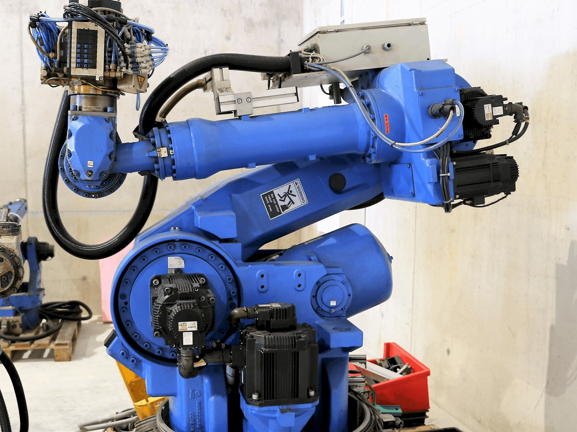Čelní pohled na Yaskawa Motoman UP130 stroj