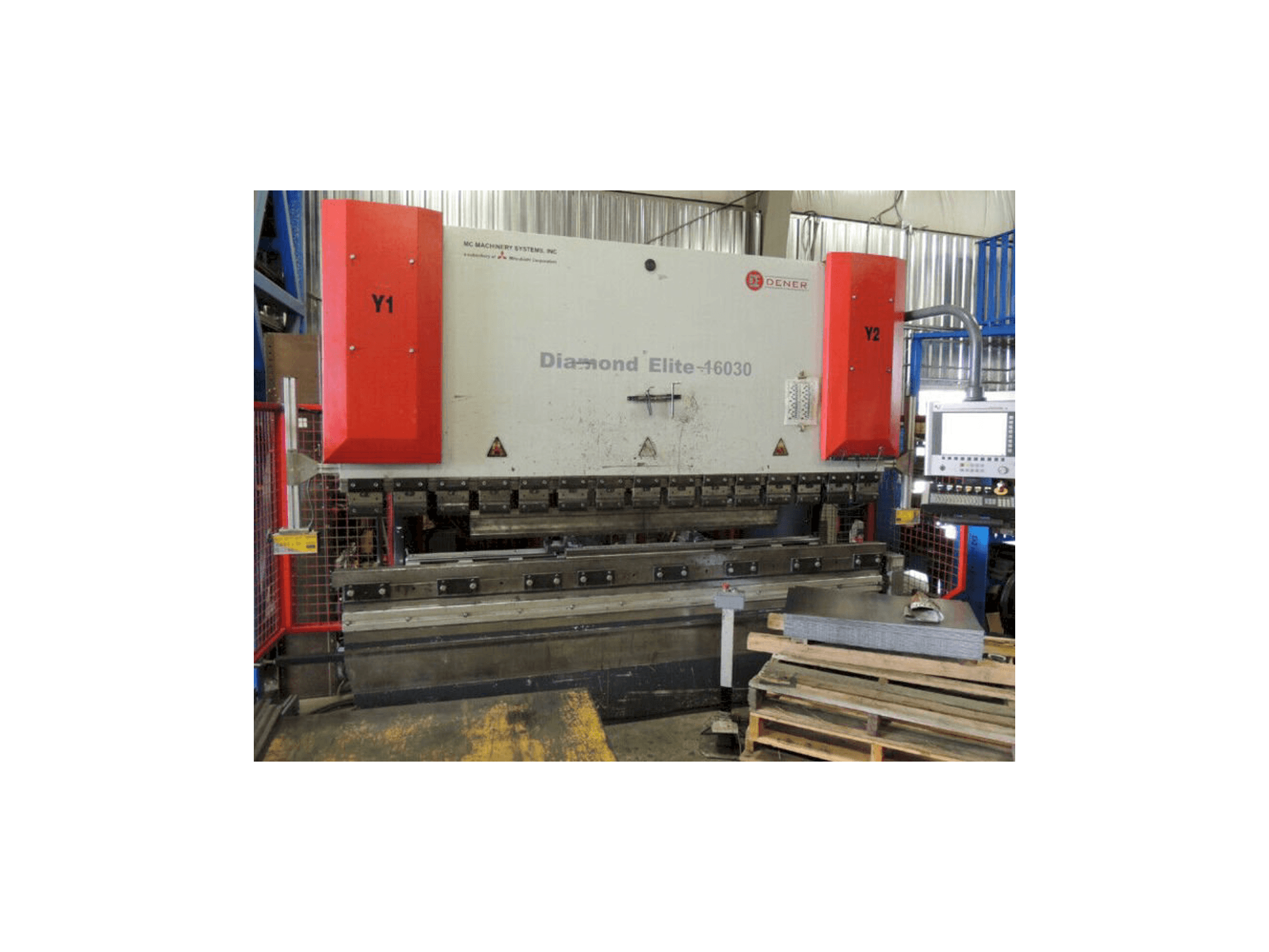 Čelní pohled na Mitsubishi Dener Diamond Elite 16030 stroj