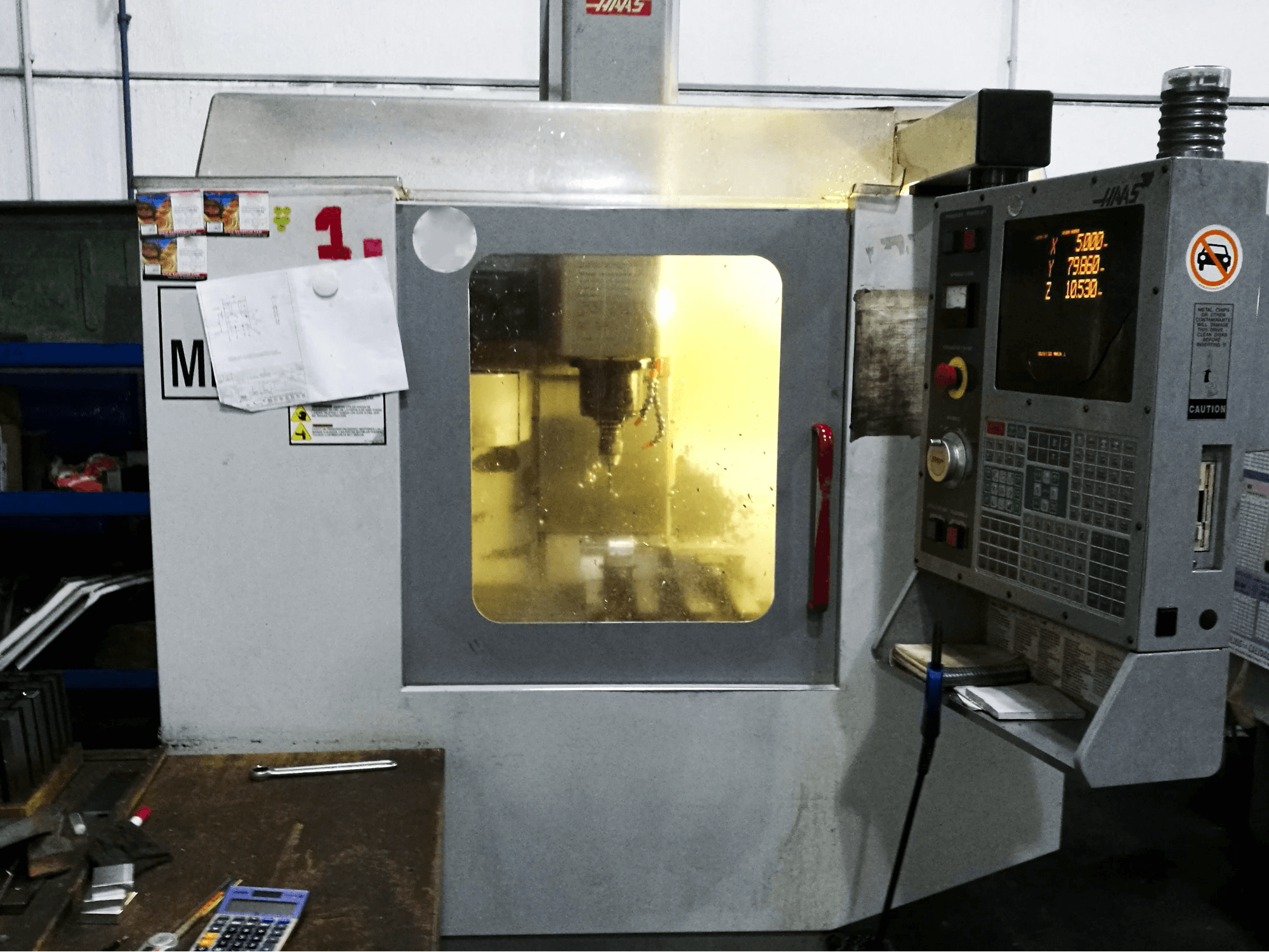 Pracovní prostor na HAAS Mini-Mill HE stroje
