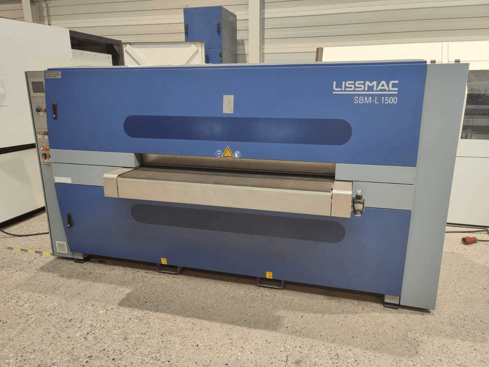 Čelní pohled na LISSMAC SBM-L 1500 G1S2 stroj