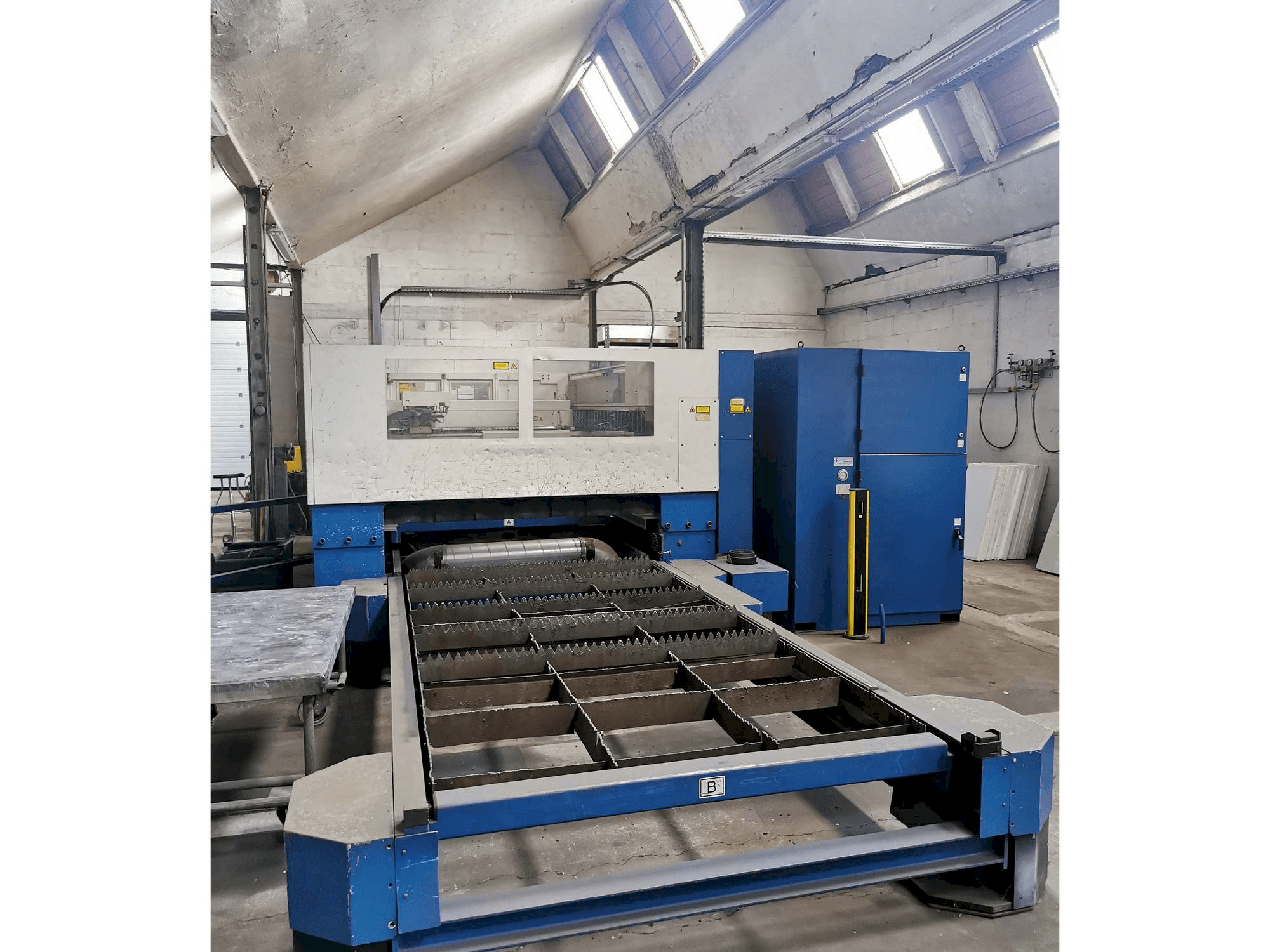 Čelní pohled na Trumpf Trumatic L3030 stroj