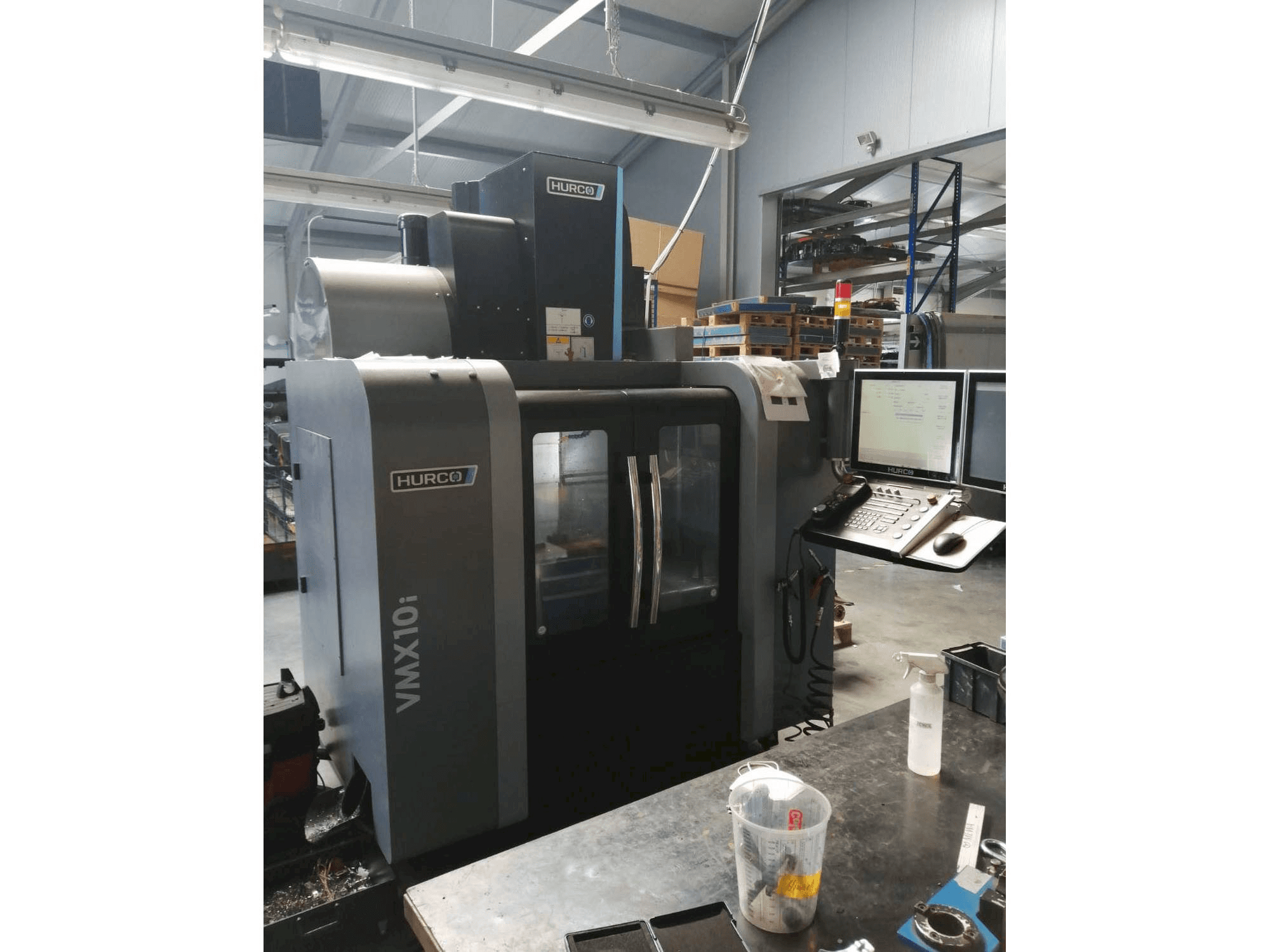 Čelní pohled na Hurco VMX10i stroj