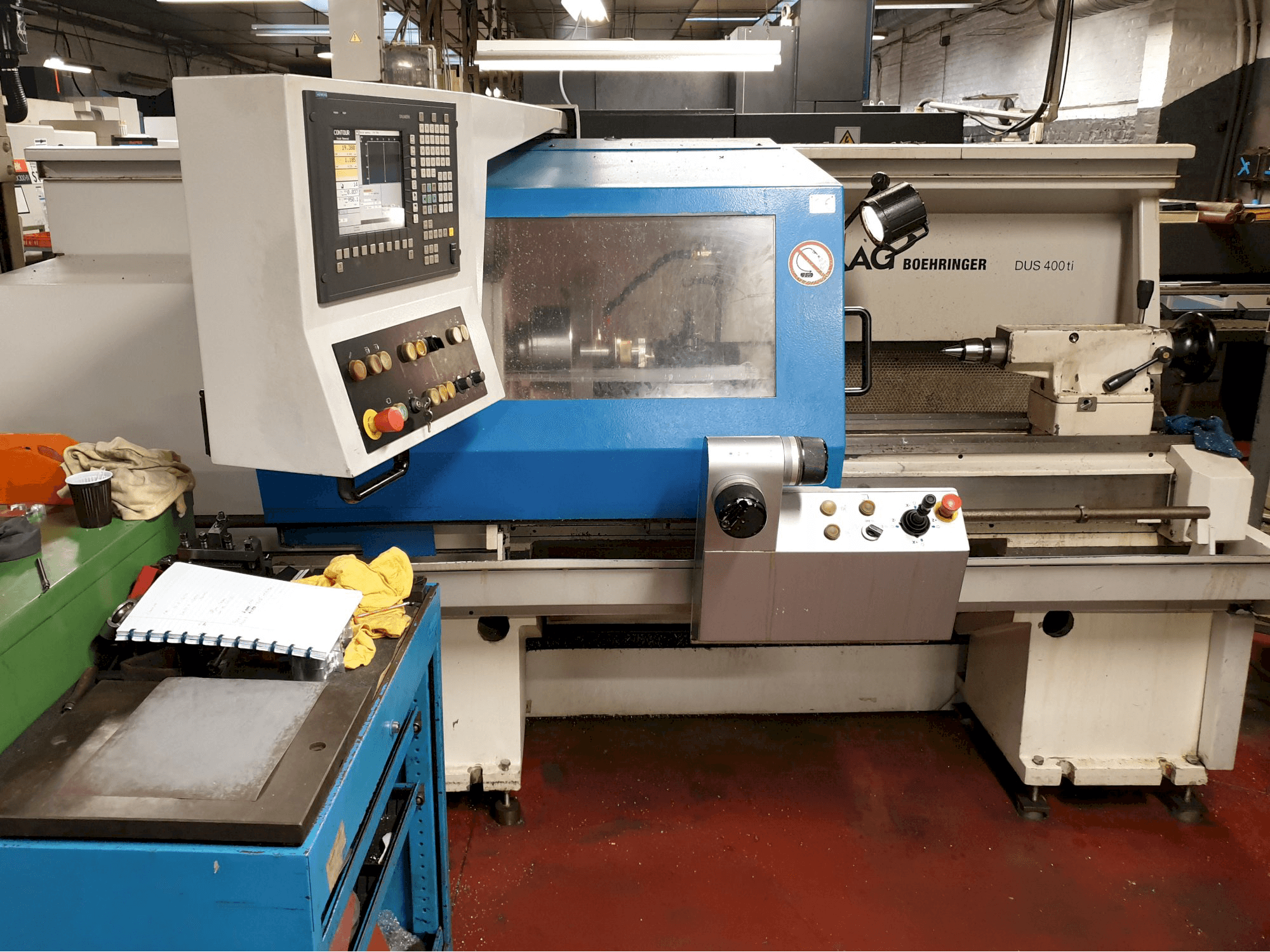 Čelní pohled na BOEHRINGER DUS 400 ti stroj