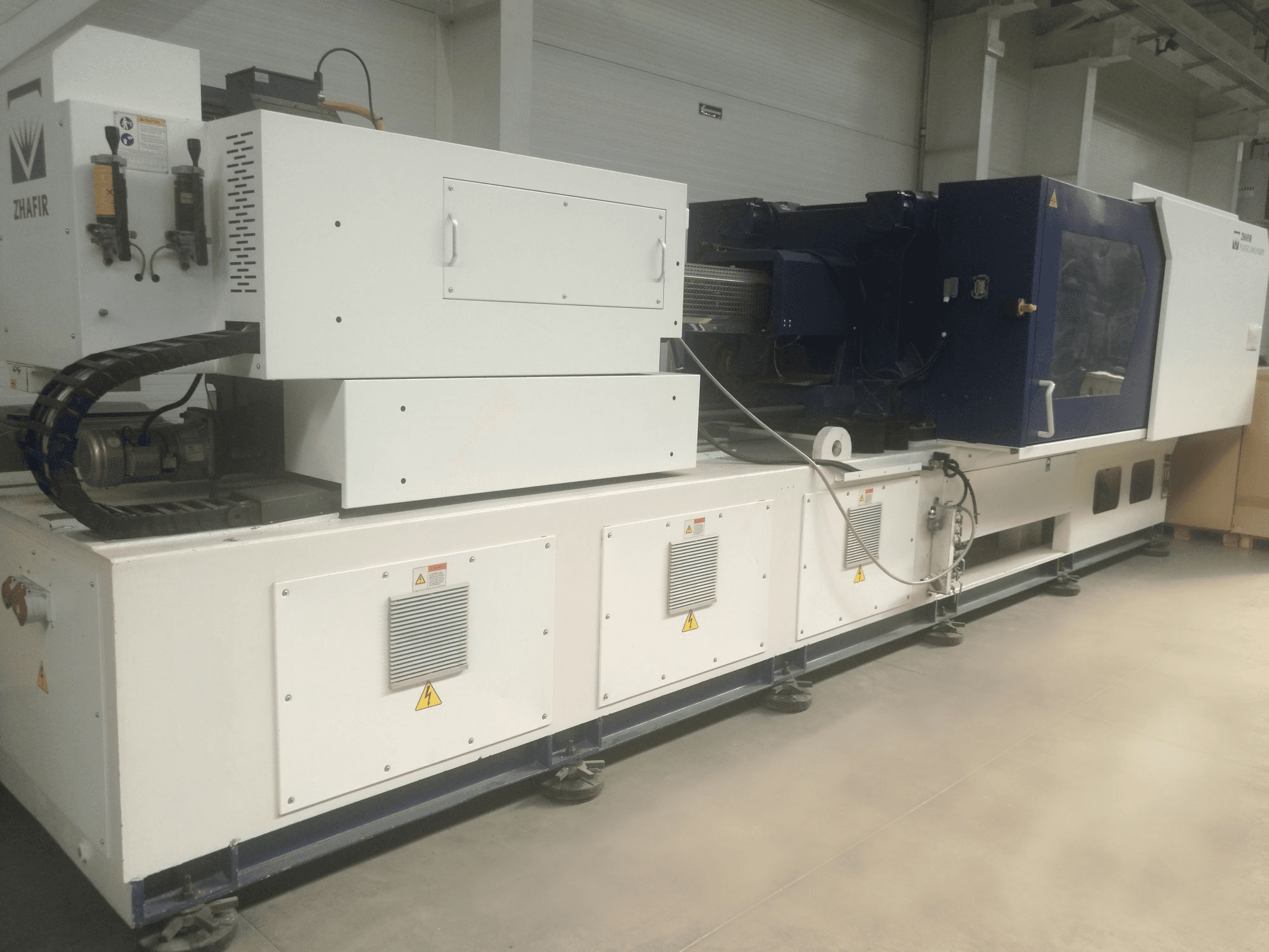 Čelní pohled na Zhafir VE 4100/1100 stroj