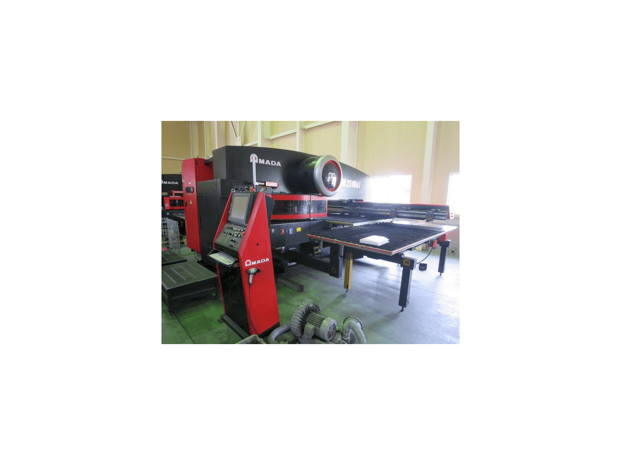 Čelní pohled na AMADA EM 2510NT stroj