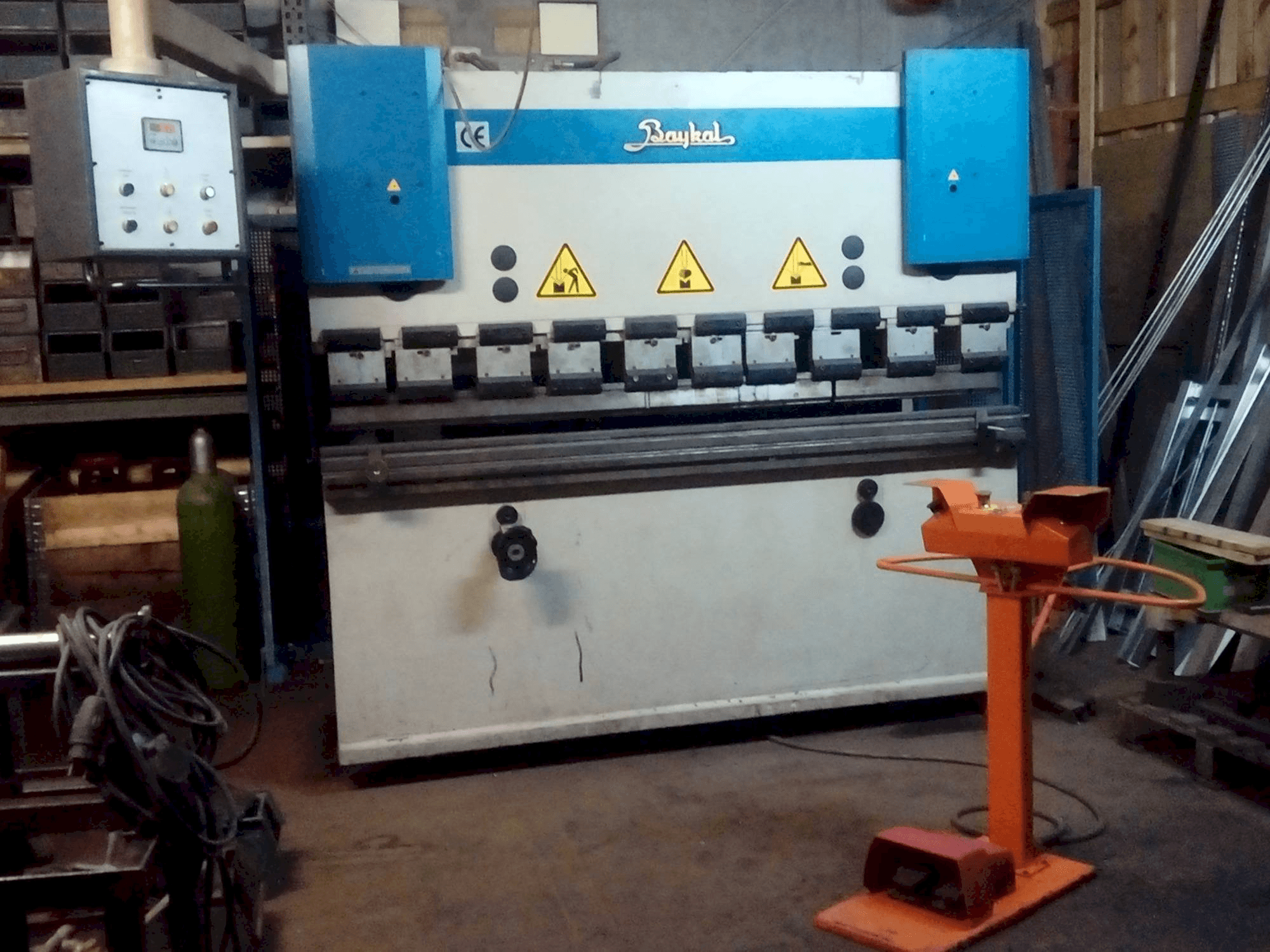 Čelní pohled na Baykal APH-2103/40 stroj