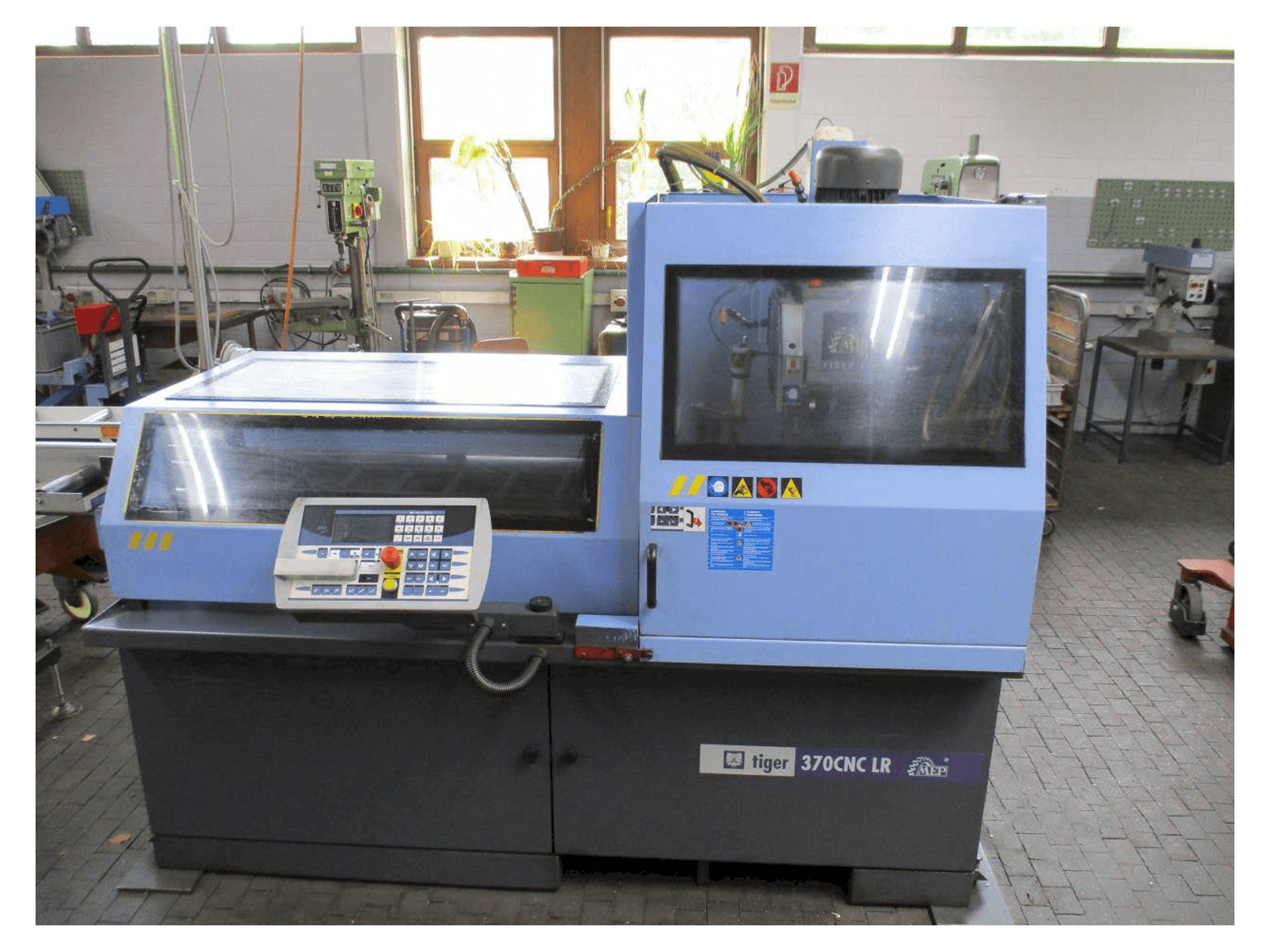 Čelní pohled na MEP TIGER 370 CNC - LR stroj