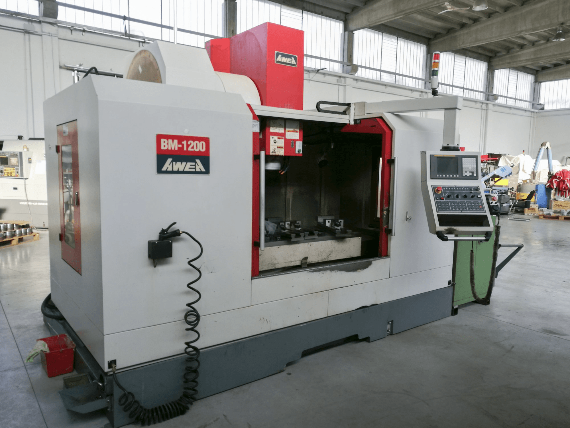 Levý pohled na AWEA BM-1200 stroj