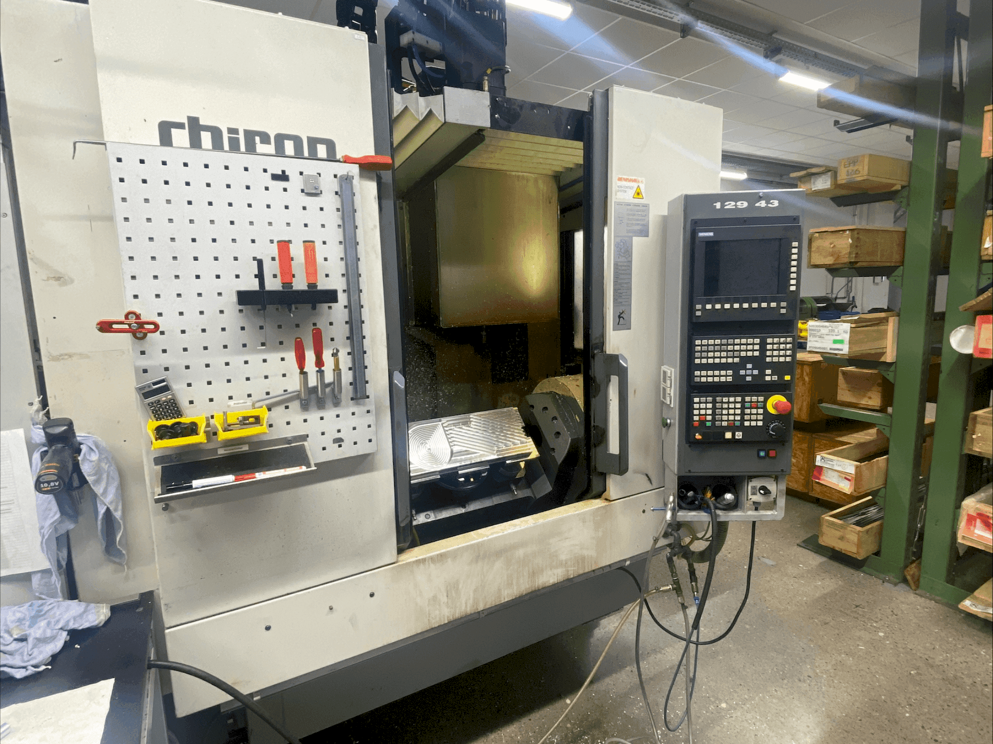 Čelní pohled na CHIRON FZ 15K S stroj