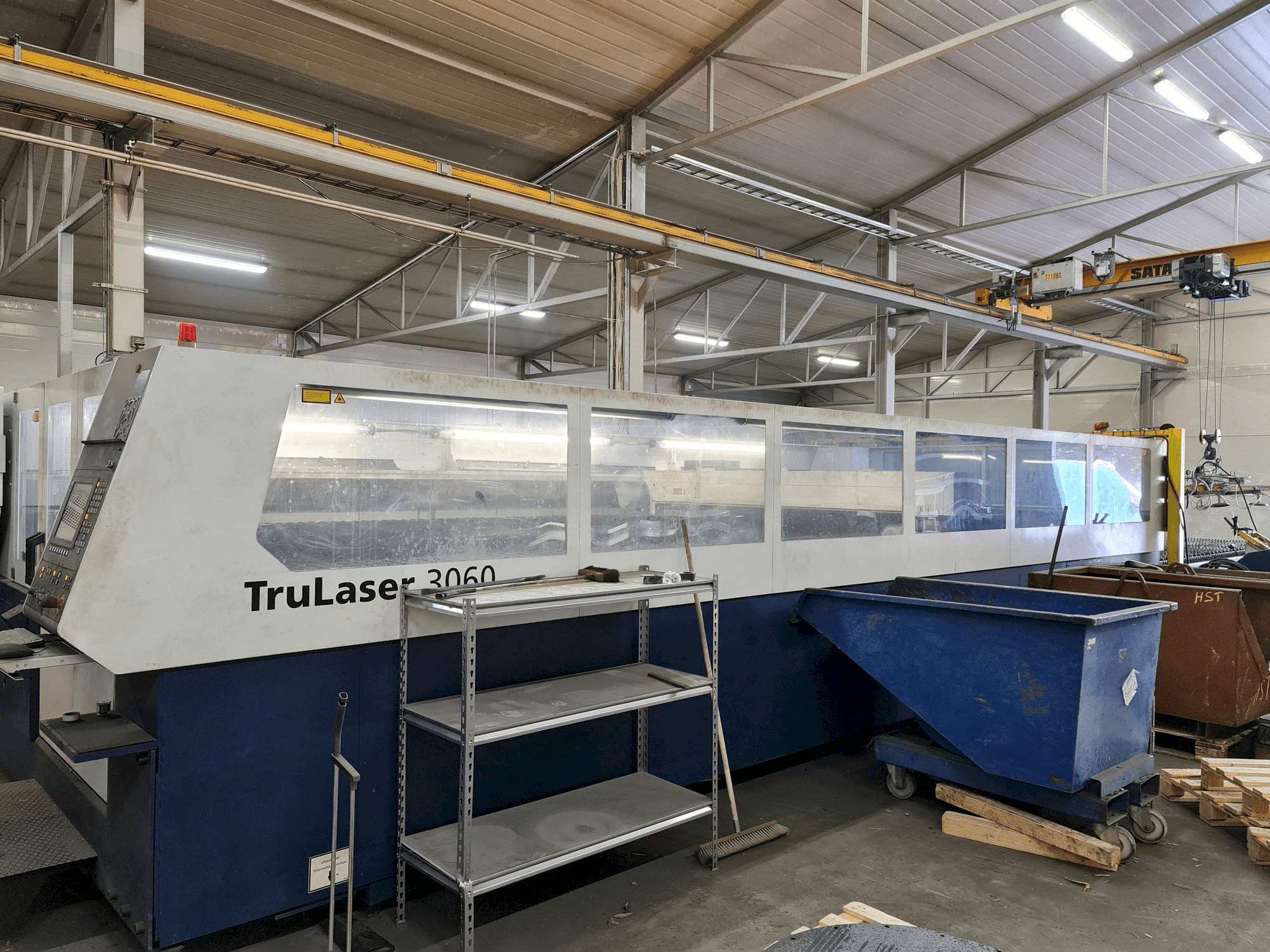 Boční pohled na Trumpf TruLaser 3060 stroj