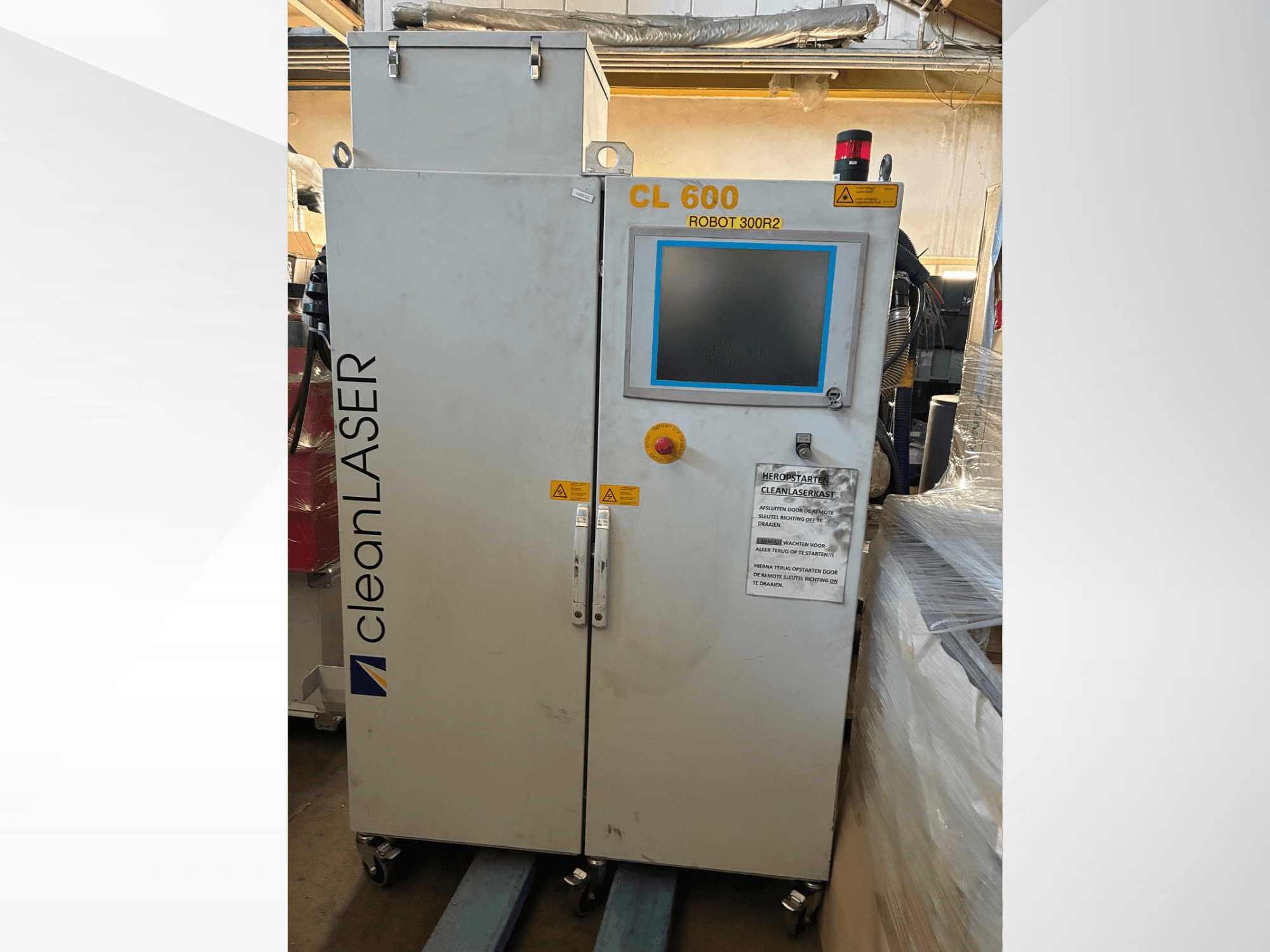 Automatizační systém CLEAN LASER CL 600 v čelním pohledu s LCD displejem, výstražnými štítky a ovládacími tlačítky na dvířkách.