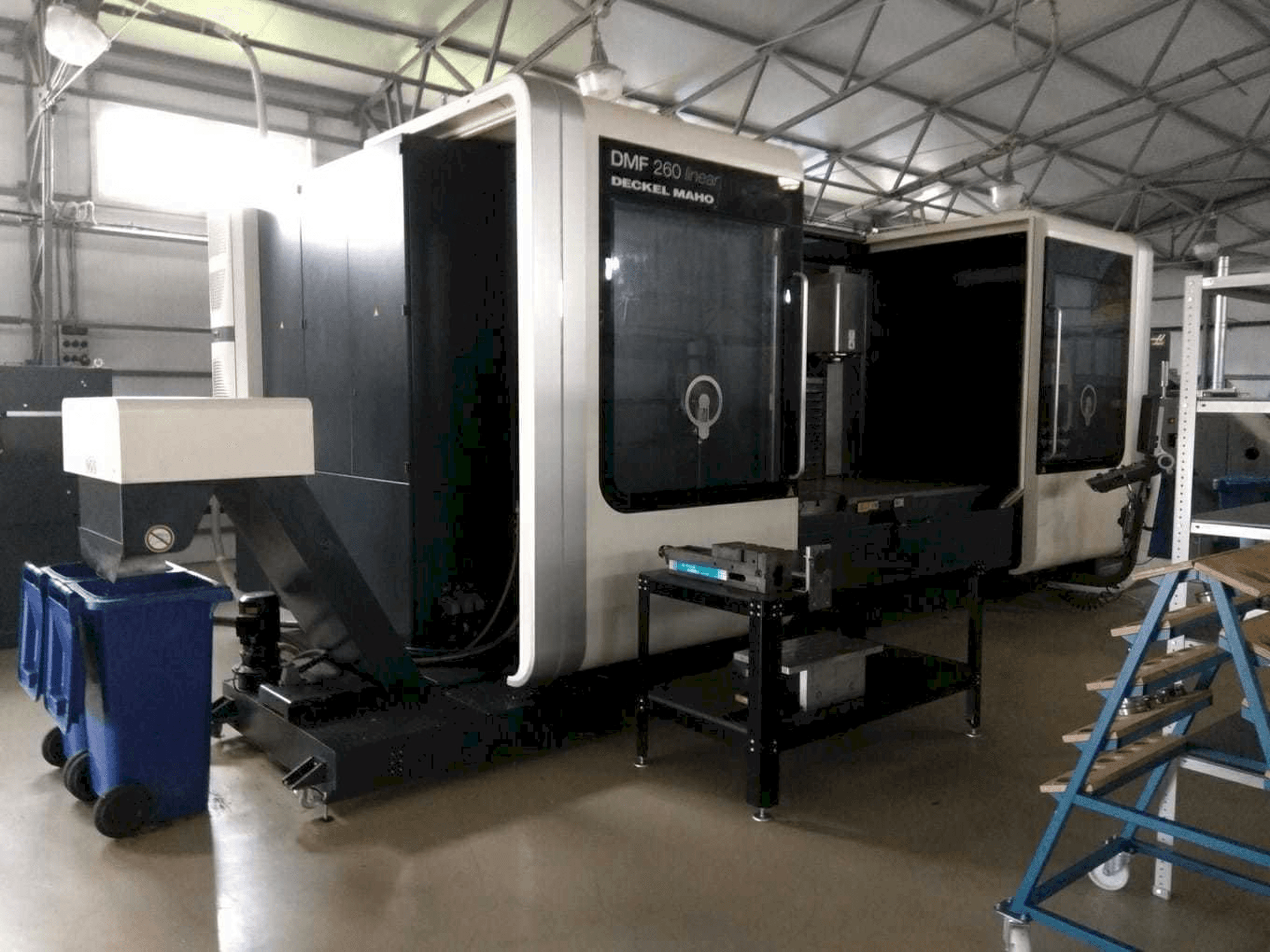 Čelní pohled na DECKEL MAHO DMF 260 linear stroj