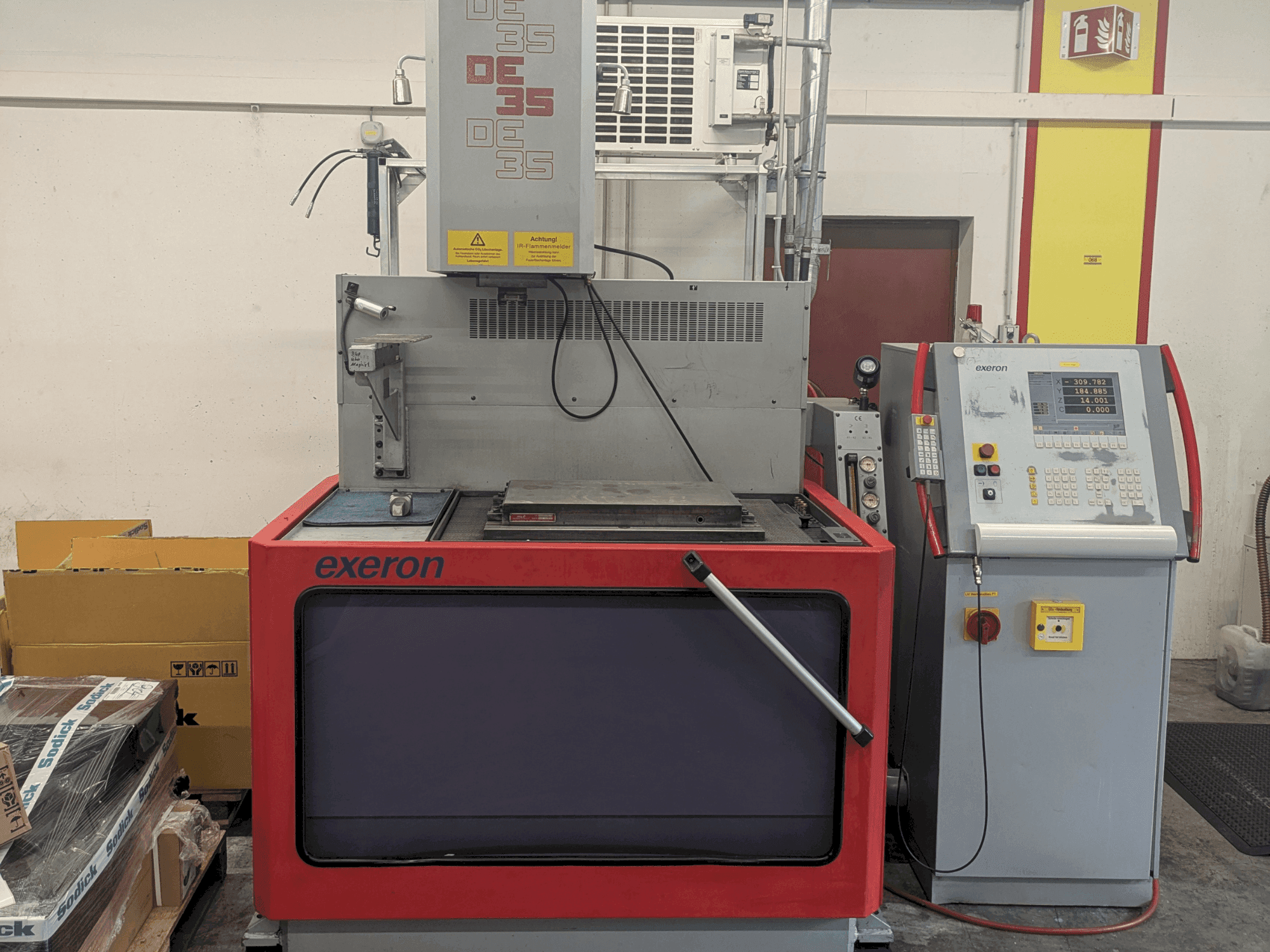 Čelní pohled na Exeron DE 35 CE stroj