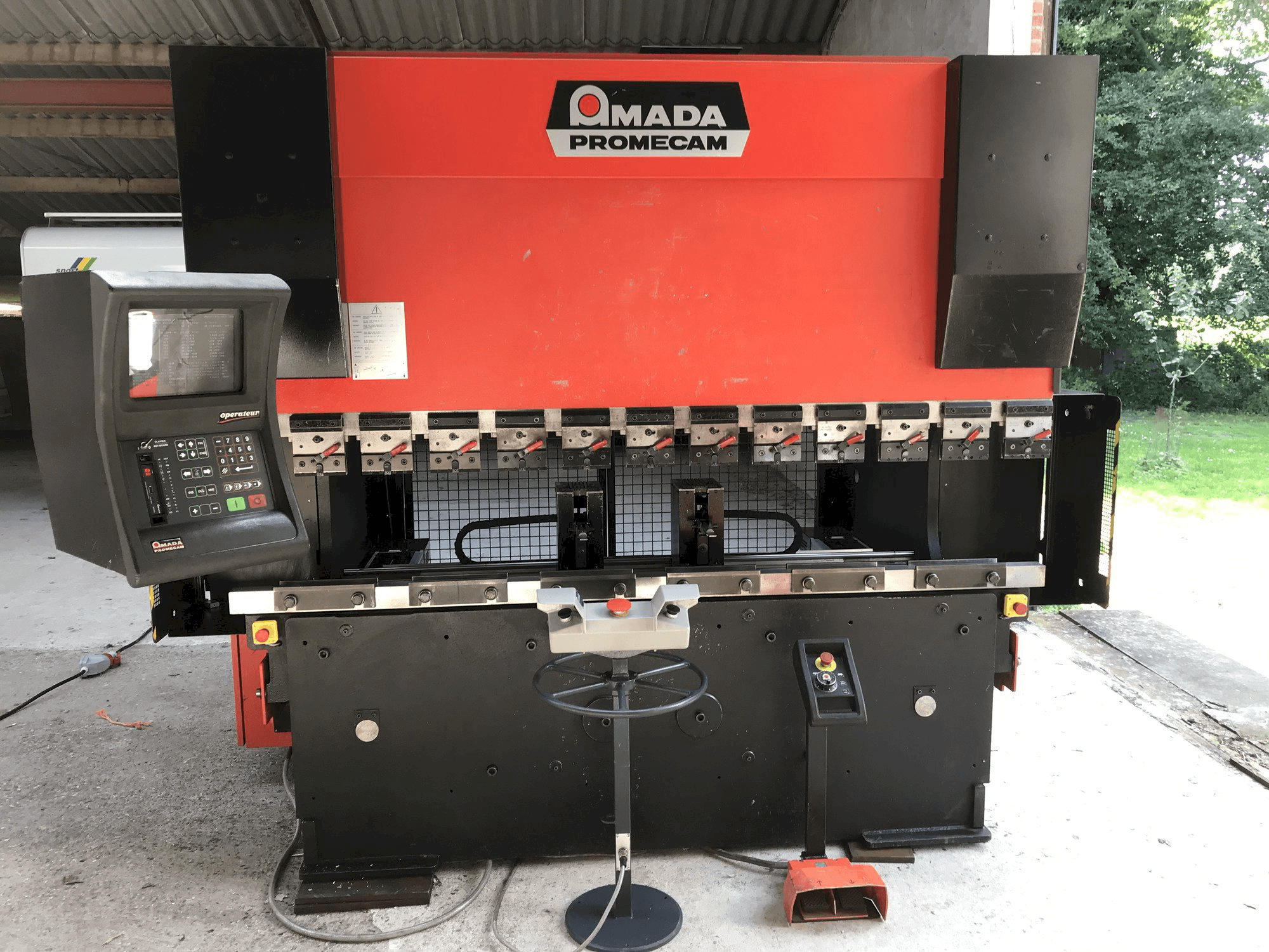 Čelní pohled na AMADA Promecam HFBO stroj