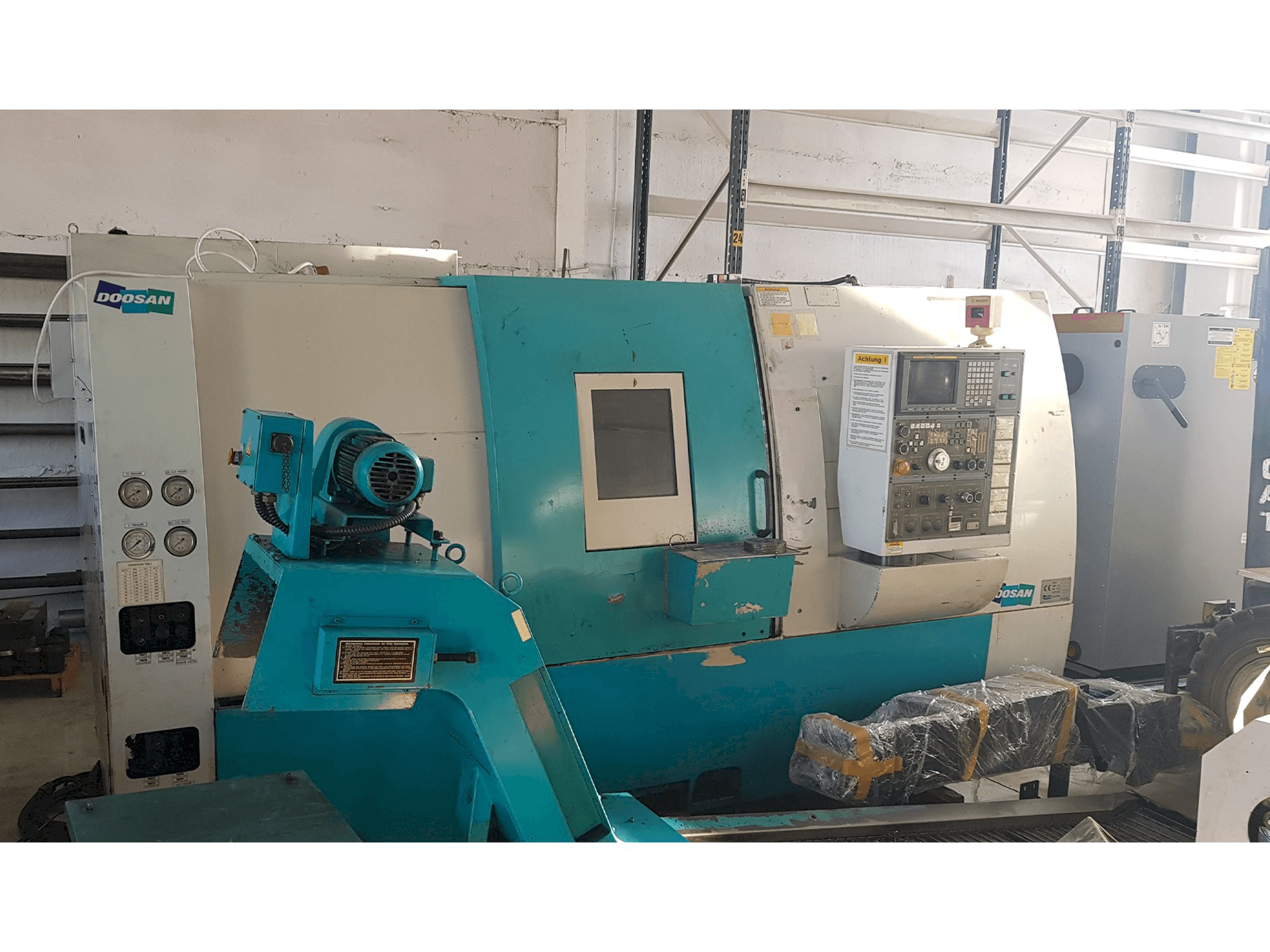 Čelní pohled na Doosan S310SLMY stroj