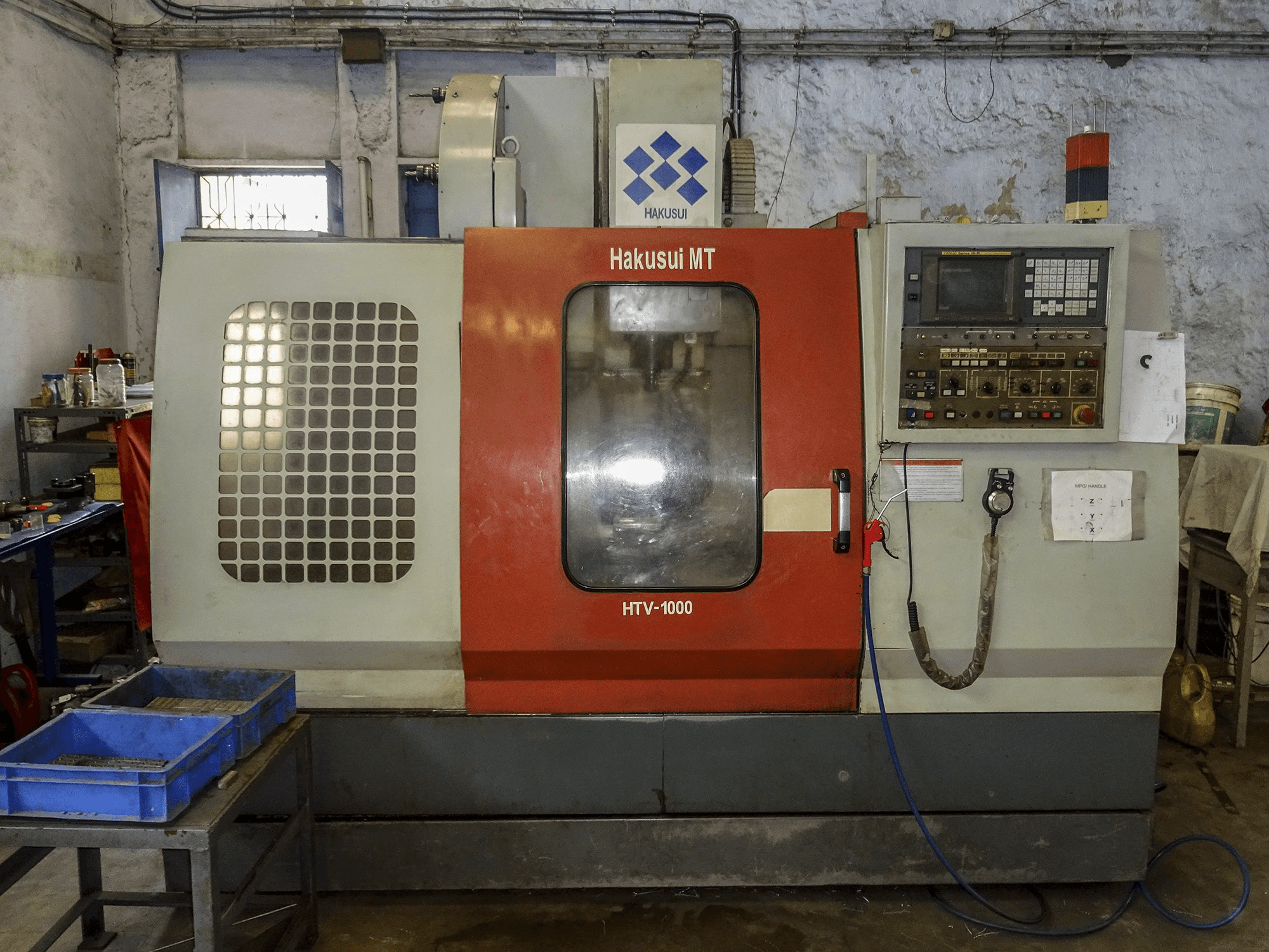 Čelní pohled na HAKUSUI HTV-1000 stroj