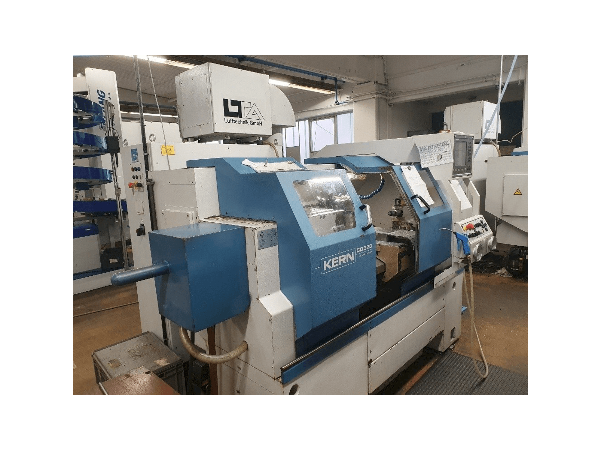 Levý boční pohled na DTM CD 320 stroj