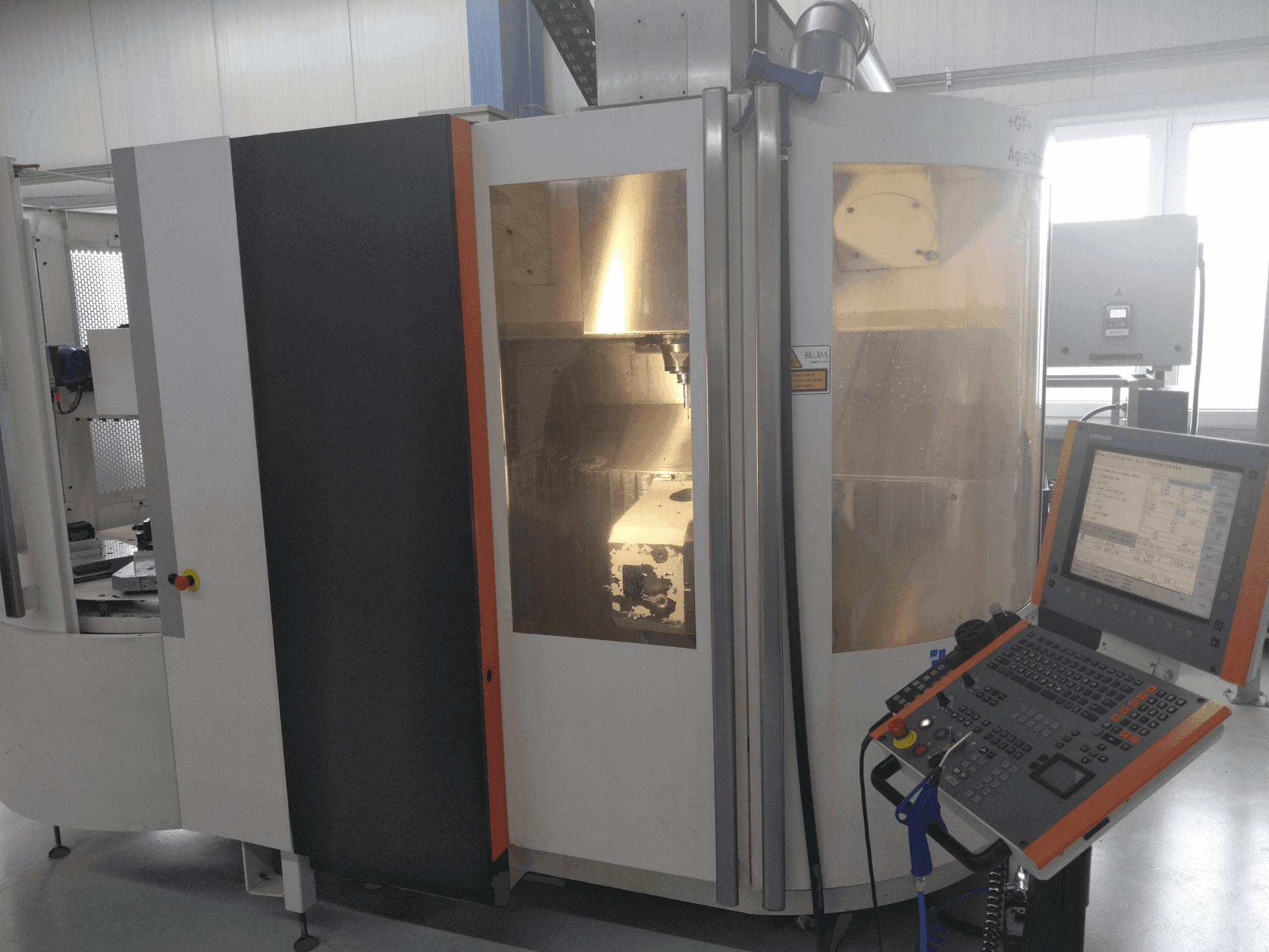 Čelní pohled na +GF+ AGIE CHARMILLES MIKRON UCP 600 Vario stroj