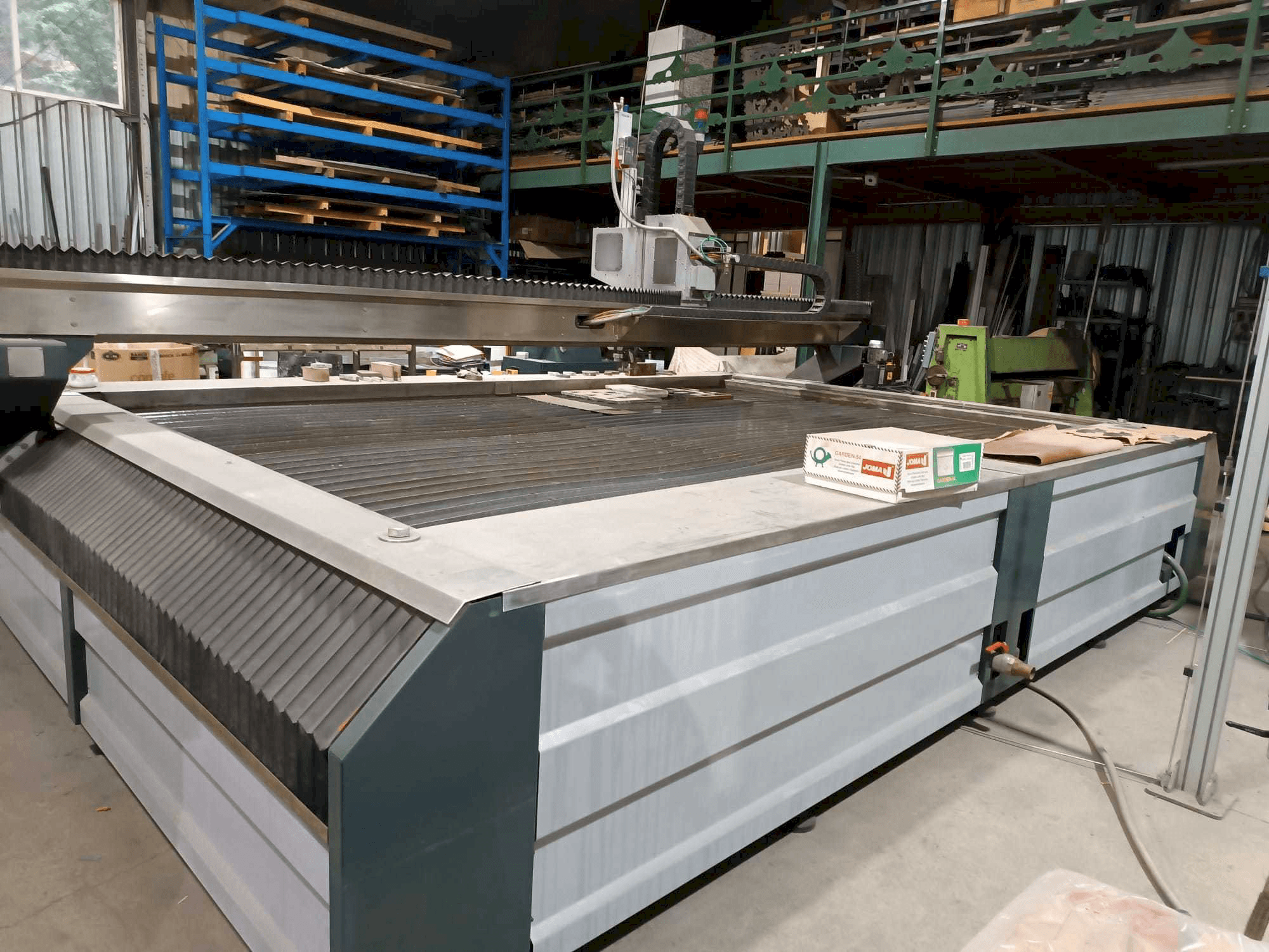 Čelní pohled na SOITAAB Waterjet IP-20 stroj