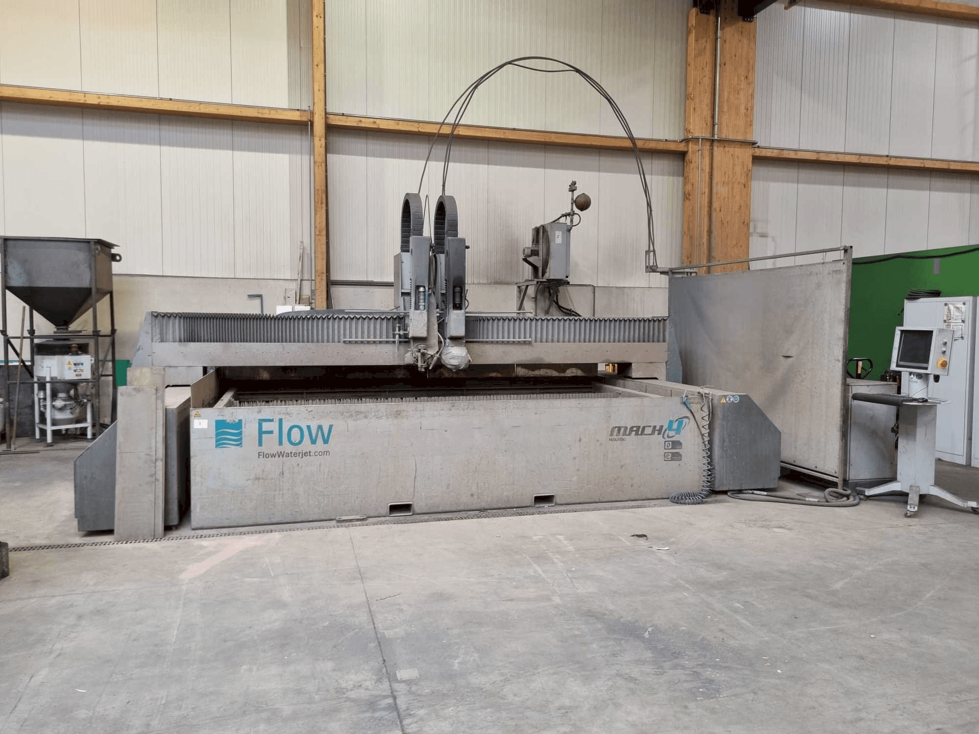 Čelní pohled na Flow WMC 2 4020 Mach 4 stroj