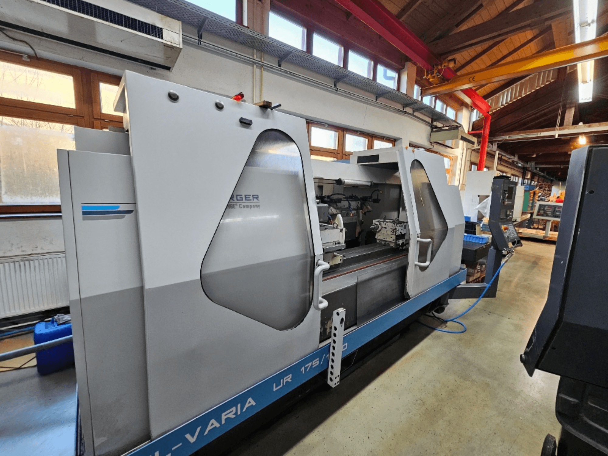 CNC stroj firmy Burg, model UR 175/300, boční pohled. Vyznačuje se elegantním designem s viditelnými ovládacími prvky a pracovní plochou.