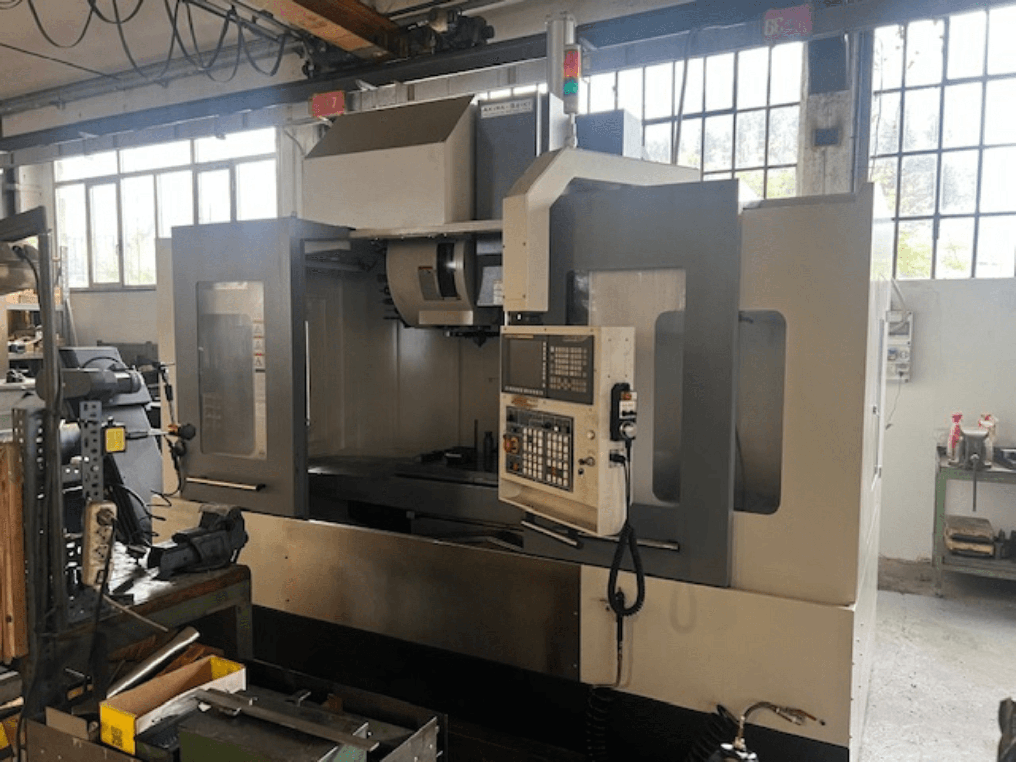 Špičková CNC frézka, pohled zepředu, s digitálním ovládáním, základními bezpečnostními ukazateli a kompaktním designem.