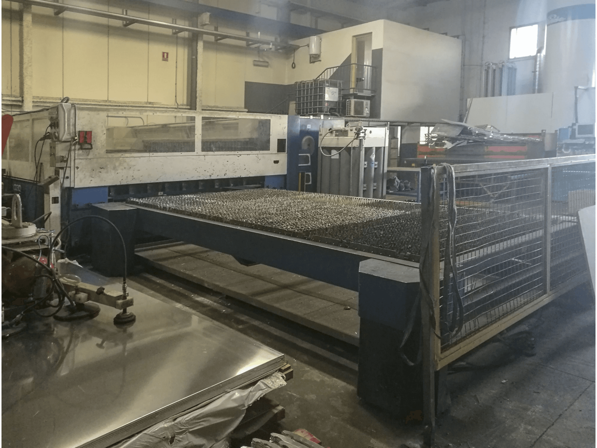Levý pohled na Trumpf Trumatic L4030 stroj